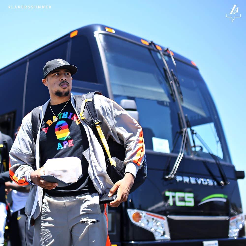 Los Angeles Lakersさんのインスタグラム写真 - (Los Angeles LakersInstagram)「#LakersSummer Liftoff ☀️🛫」7月1日 7時07分 - lakers