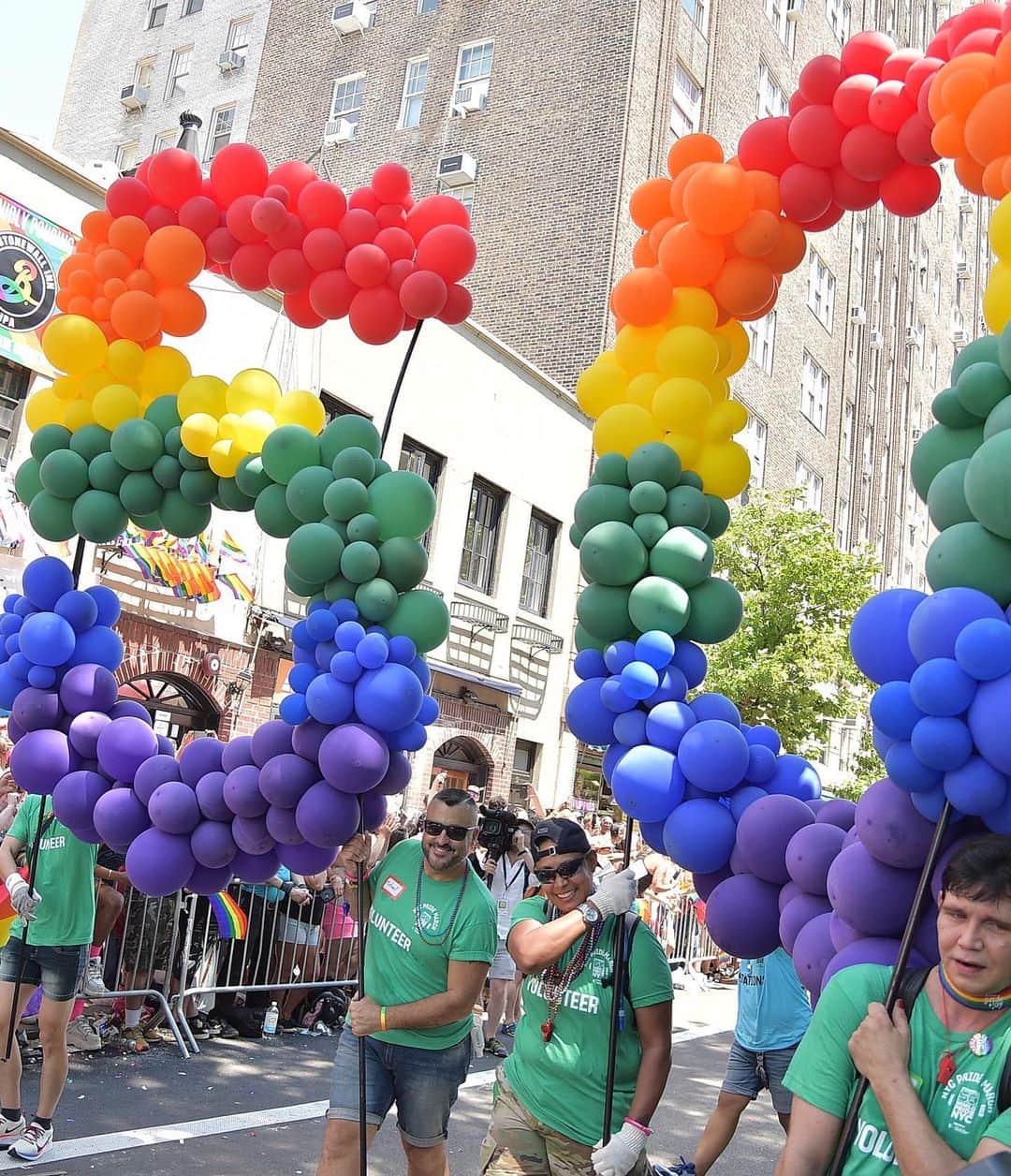 ELLE Magazineさんのインスタグラム写真 - (ELLE MagazineInstagram)「Scenes from today’s historic #WorldPride march in New York City. Happy #pride! ❤️🧡💛💚💙💜」7月1日 7時01分 - elleusa
