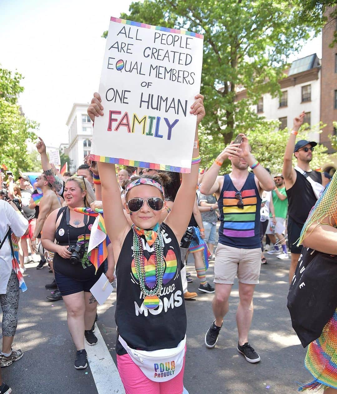 ELLE Magazineさんのインスタグラム写真 - (ELLE MagazineInstagram)「Scenes from today’s historic #WorldPride march in New York City. Happy #pride! ❤️🧡💛💚💙💜」7月1日 7時01分 - elleusa