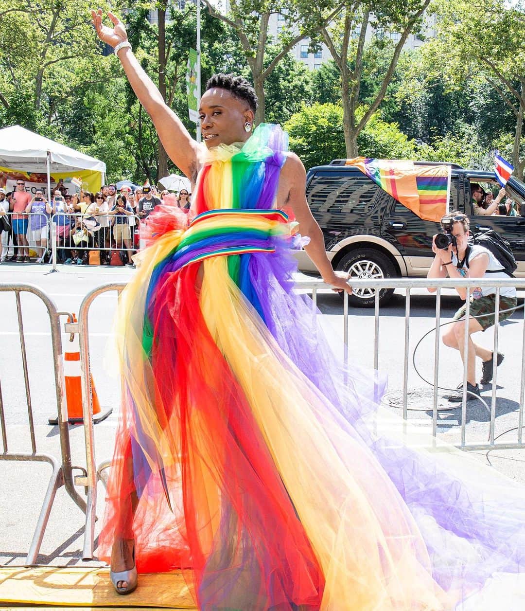ELLE Magazineさんのインスタグラム写真 - (ELLE MagazineInstagram)「Scenes from today’s historic #WorldPride march in New York City. Happy #pride! ❤️🧡💛💚💙💜」7月1日 7時01分 - elleusa