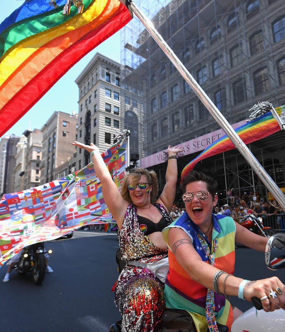 ELLE Magazineさんのインスタグラム写真 - (ELLE MagazineInstagram)「Scenes from today’s historic #WorldPride march in New York City. Happy #pride! ❤️🧡💛💚💙💜」7月1日 7時01分 - elleusa