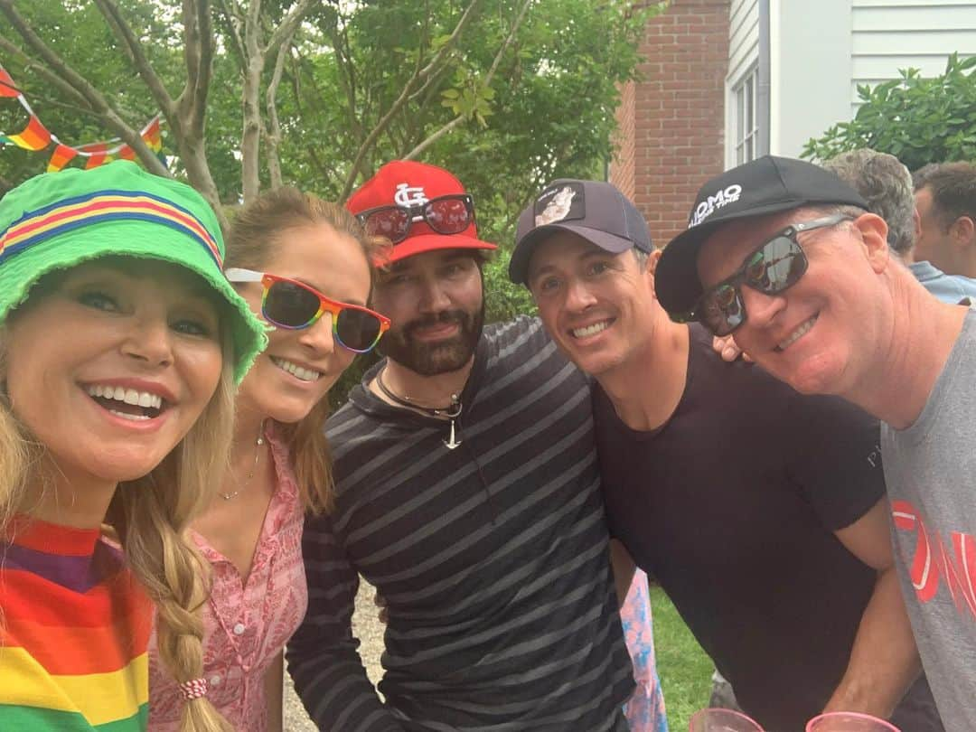 クリスティ・ブリンクリーさんのインスタグラム写真 - (クリスティ・ブリンクリーInstagram)「Greetings from @donlemoncnn  and @timpmalonenyc ‘s Happy Pride Bar B Q . There have been a lot of storms but may there always be a rainbow! 🌈 #pride」7月1日 7時05分 - christiebrinkley