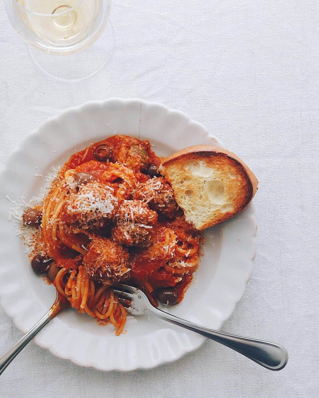 樋口正樹さんのインスタグラム写真 - (樋口正樹Instagram)「Italian Meatballs . 昼にミートボールの トマトスパゲッティ、 フォカッチャ添えて。 ＆一杯だけ白ワイン。 . お皿に残るソースは 添えたパンを使って きれいに拭き取ると 洗い物がラクチンに。 環境や財布にもエコ、 とにかく美味しいし！ . . ちなみに、 このパンはタカキベーカリーの石窯オリーブオイルフォカッチャで、今月の新商品です。パスタやスープなどイタリアンな食事におすすめ。 @takaki_bakery_official . . #polpettine #italianmeatballs #spaghettiandmeatballs #meatball #spaghetti #spaghetticonpolpette #barilla #ミートボール #スパゲッティ #バリラ #パスタ部 #カリオストロの城パスタ #わんわん物語 #フォカッチャ #タカキベーカリー #石窯オリーブオイルフォカッチャ #石窯パン #Focaccia」7月1日 12時35分 - higuccini