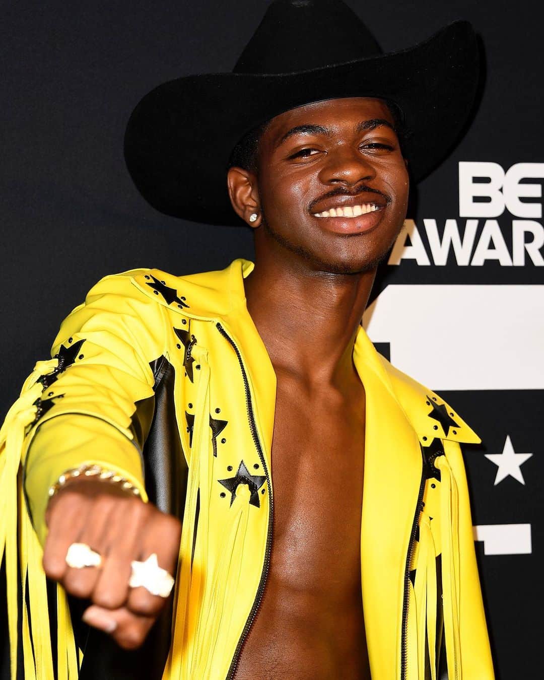 Just Jaredさんのインスタグラム写真 - (Just JaredInstagram)「“Old Town Road” rapper Lil Nas X has seemingly come out as gay in a tweet written on the last day of Pride Month. Tap this photo at the link in bio to read what he wrote to fans. #LilNasX #Pride #PrideMonth Photo: Getty」7月1日 7時16分 - justjared