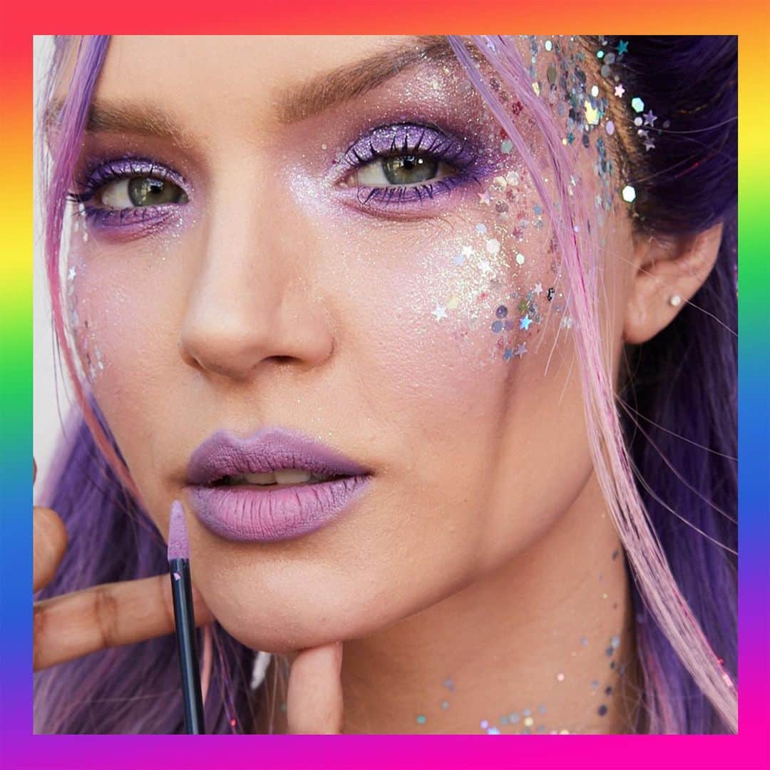 Maybelline New Yorkさんのインスタグラム写真 - (Maybelline New YorkInstagram)「Our girl @josephineskriver’s look for #pride! 🌈 @cgonzalezbeauty created this using the #sodapoppalette, #snapscara in ‘ultra violet’, #masterholographic highlighter in ‘purple’ and #superstaymatteink in ‘philosopher’. Drop a 🦄 below if you’re into the look! #mnyitlook #mnypride」7月1日 7時08分 - maybelline