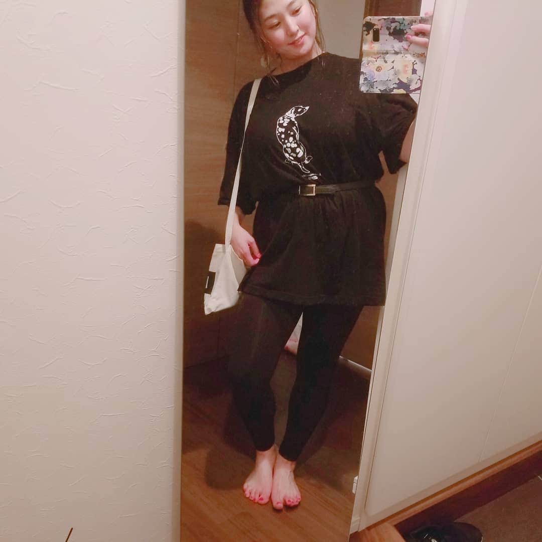 うさまりあのインスタグラム：「． ． おはろ～今日のコーデ☺💕 ． ． T-shirt👕 @hosu_nakameguro_shop belt @grshimamura 👖spats @forever21 bag @hosu_nakameguro_shop ． ． ． #ootd  #code #うさまりあ #ぽっちゃりモデル  #大きいサイズ #ぽっちゃりコーデ  #ぽっちゃり女子 #プラスサイズ」