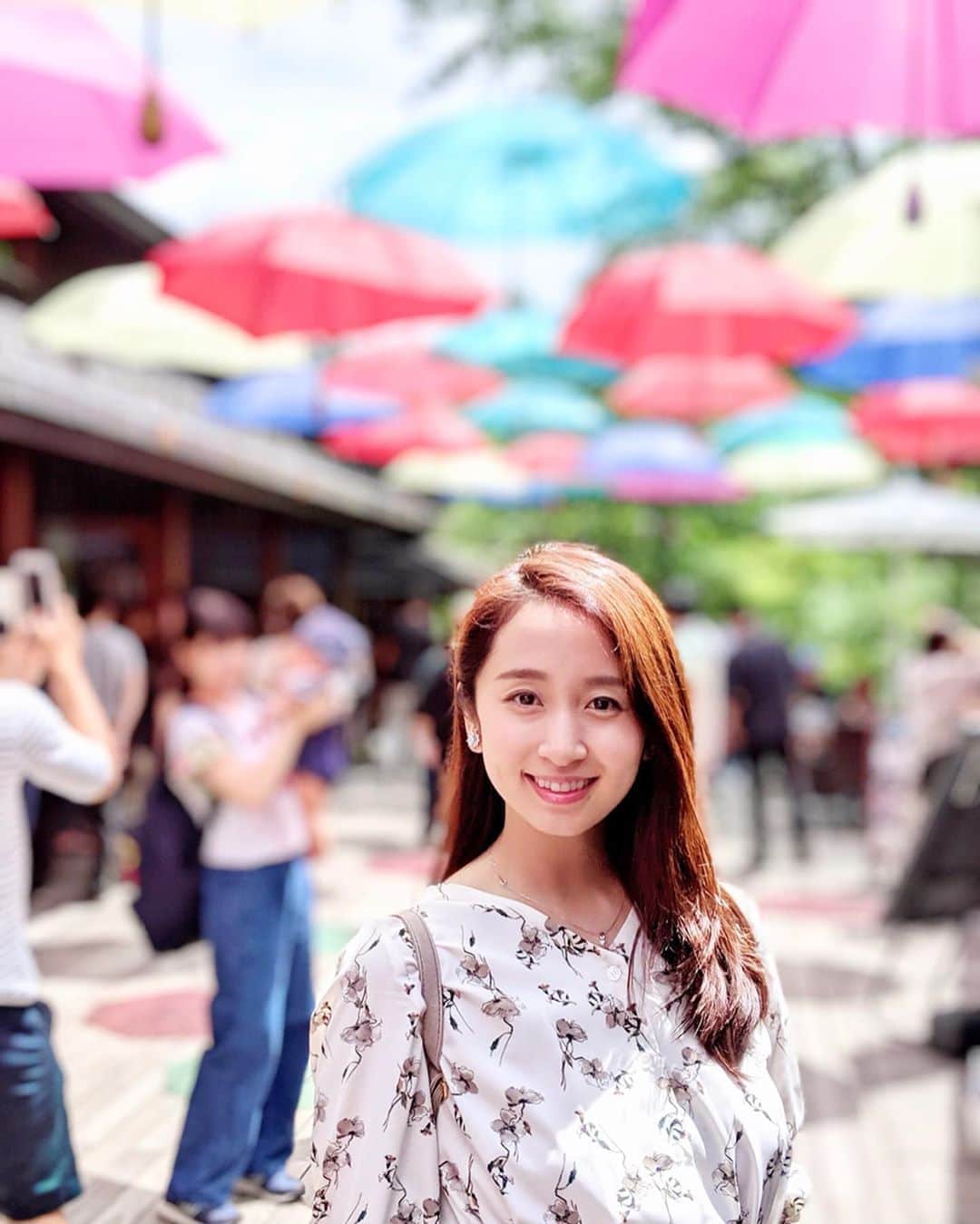 小野恵美のインスタグラム：「7月スタート🌈 週末、私の両親と主人で軽井沢へ🌿 祖母に会いに行きました。 ・ ハルニレテラスにて、川上庵のお蕎麦と、丸山珈琲を堪能🚘緑と澄んだ空気に癒されました🌿 アンブレラスカイ☂️色鮮やかで素敵！ 雨予報が、こんなに晴れましたよ☀️晴れ女パワー！ 最高のお天気です。 ・ ディナーは暖炉料理のピレネー🍽 こちらも我が家の定番です🍖🔥 #軽井沢 #karuizawa #家族旅行 #祖母に会いに #ハルニレテラス #川上庵 #蕎麦 #信州蕎麦 #丸山珈琲 #ピレネー軽井沢 #アンブレラスカイ #7月スタート」