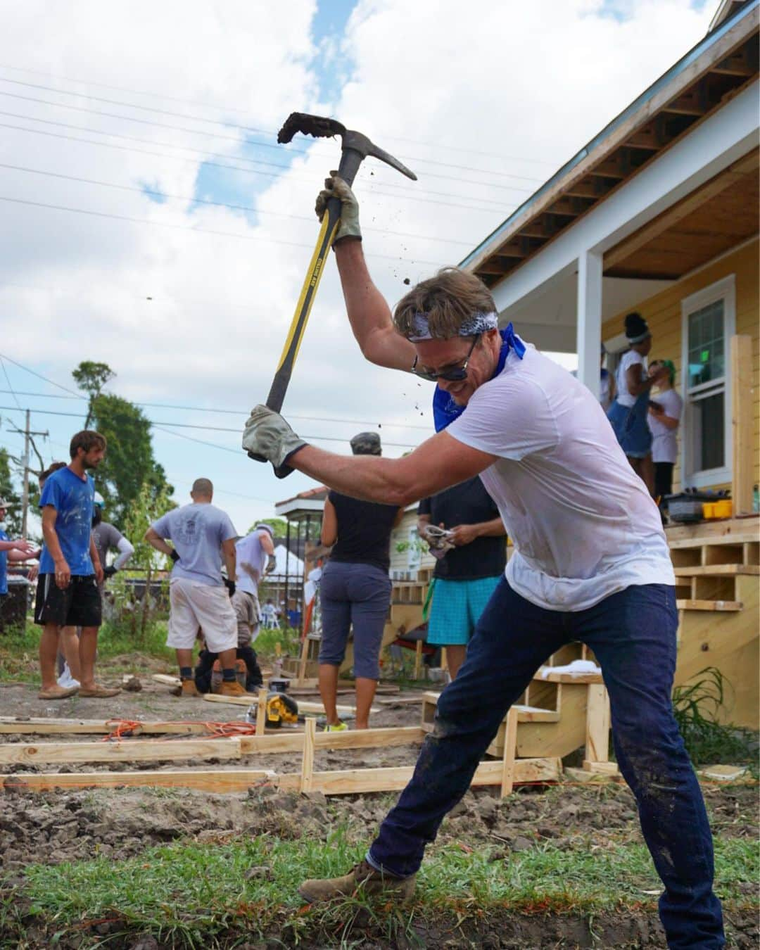 ジェイソン・ルイスさんのインスタグラム写真 - (ジェイソン・ルイスInstagram)「Getting dirty to help rebuild homes in the Lower 9th Ward of New Orleans with the fine folks at @habitatnola @habitatforhumanity and @bluegreenvacations.  Hurricane Katrina was nearly 15 years ago, and this beautiful city is still continuing their efforts to restore housing and communities for those who were displaced.  The sheer amount of kindness, heart, and empathy, that are still present in the face of such trials, speaks volumes for what a community can do for each other when we come together.」7月1日 7時29分 - jasonleelewis