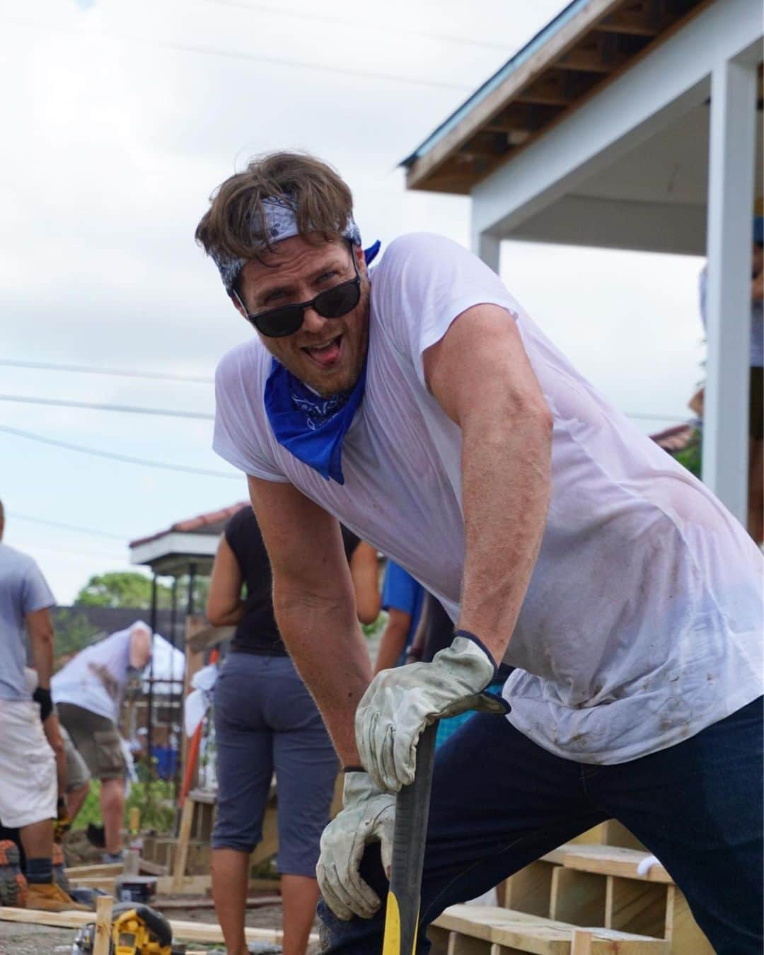 ジェイソン・ルイスさんのインスタグラム写真 - (ジェイソン・ルイスInstagram)「Getting dirty to help rebuild homes in the Lower 9th Ward of New Orleans with the fine folks at @habitatnola @habitatforhumanity and @bluegreenvacations.  Hurricane Katrina was nearly 15 years ago, and this beautiful city is still continuing their efforts to restore housing and communities for those who were displaced.  The sheer amount of kindness, heart, and empathy, that are still present in the face of such trials, speaks volumes for what a community can do for each other when we come together.」7月1日 7時29分 - jasonleelewis