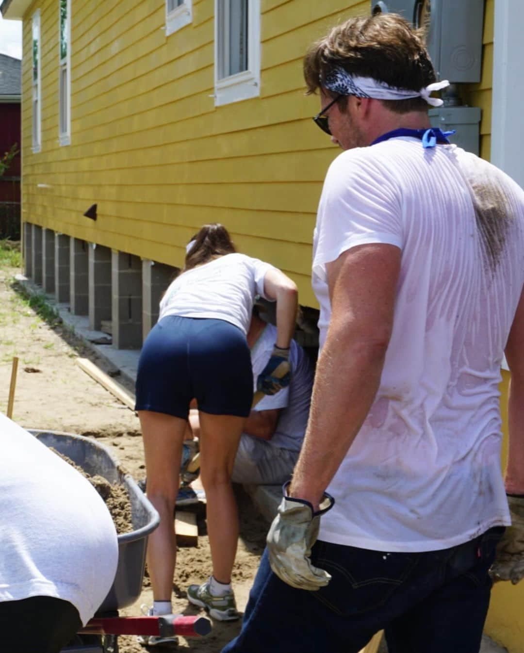 ジェイソン・ルイスさんのインスタグラム写真 - (ジェイソン・ルイスInstagram)「Getting dirty to help rebuild homes in the Lower 9th Ward of New Orleans with the fine folks at @habitatnola @habitatforhumanity and @bluegreenvacations.  Hurricane Katrina was nearly 15 years ago, and this beautiful city is still continuing their efforts to restore housing and communities for those who were displaced.  The sheer amount of kindness, heart, and empathy, that are still present in the face of such trials, speaks volumes for what a community can do for each other when we come together.」7月1日 7時29分 - jasonleelewis