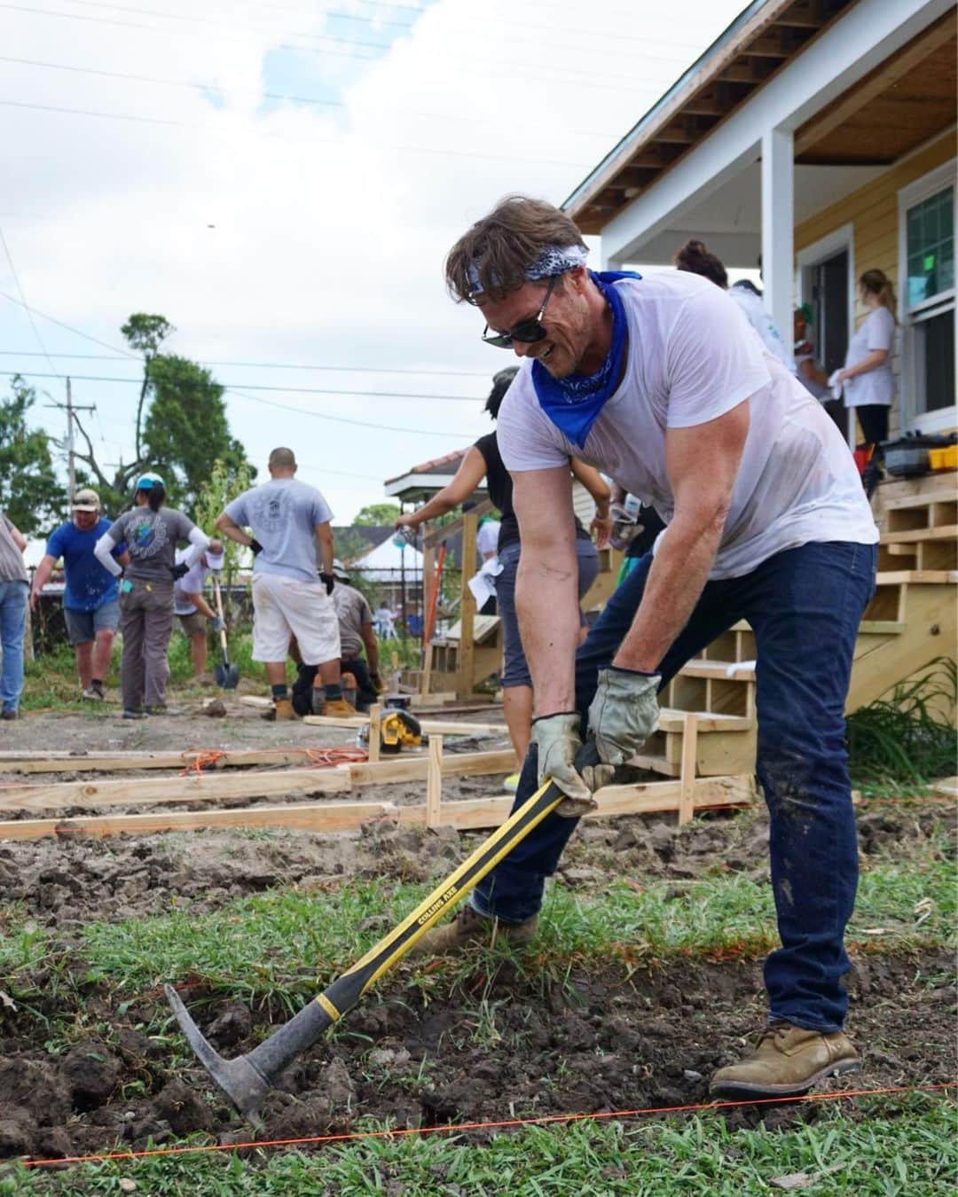 ジェイソン・ルイスさんのインスタグラム写真 - (ジェイソン・ルイスInstagram)「Getting dirty to help rebuild homes in the Lower 9th Ward of New Orleans with the fine folks at @habitatnola @habitatforhumanity and @bluegreenvacations.  Hurricane Katrina was nearly 15 years ago, and this beautiful city is still continuing their efforts to restore housing and communities for those who were displaced.  The sheer amount of kindness, heart, and empathy, that are still present in the face of such trials, speaks volumes for what a community can do for each other when we come together.」7月1日 7時29分 - jasonleelewis