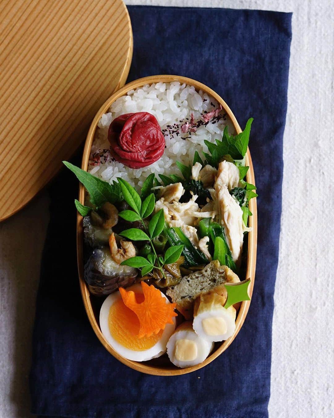 Ryoko Yunokiのインスタグラム：「+ + + Poached chicken and komatsuna salad bento/茹で鶏と小松菜の和え物弁当 . *rice and umeboshi *poached chicken and komatsuna leaves salad, seasoned with sesame oil, salt and chopped scallions and grated fresh ginger *dashi-simmered eggplant with dried shrimp *dashi-simmered gammo *chikuwa and cheese *hard-boiled egg . ＊ご飯と梅干し ＊茹で鶏と小松菜の和え物 ＊茄子と干しエビの出汁煮 ＊がんもどきの出汁煮 ＊竹輪チーズ ＊ゆで卵 + + + #bento #お弁当 #丸の内弁当 #f52grams #曲げわっぱ #大館曲げわっぱ」