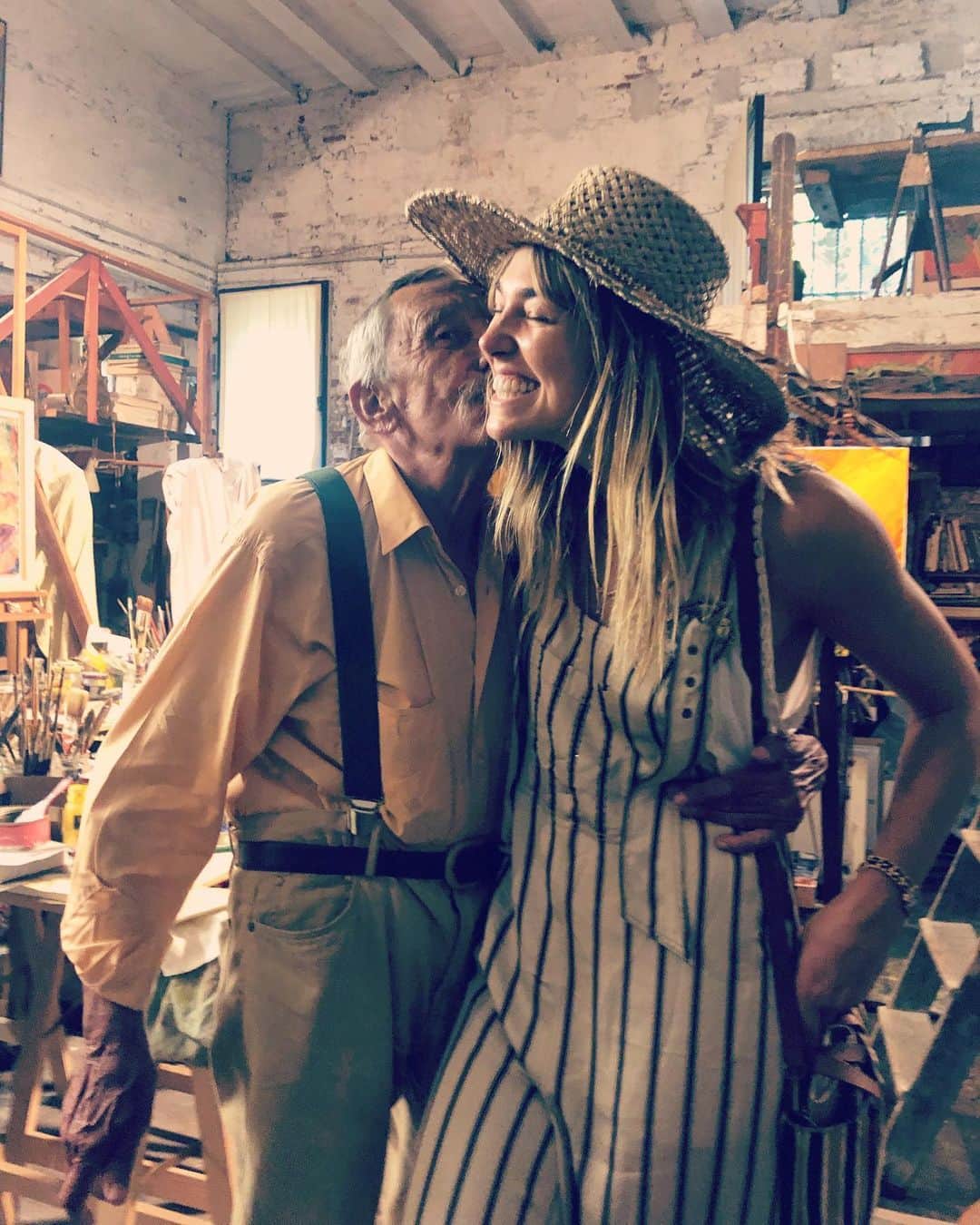 アシュリー・ハートのインスタグラム：「Jess and I missed our stop on the Ferry yesterday and this gorgeous old man with a cheeky grin said, ‘it’s ok, you can come to my atelier’. Although late to get back to our hotel before an event that night, we surrendered and followed along with curiosity. A little door off a little, quiet ally way, opened up into the most beautiful, old art studio and a place where this man had lived most of his life. It was such a special experience. This is what I love most about travel, the flow, just when you think you’re lost, in the wrong place or missed your stop, you’re exactly where you’re supposed to be.」