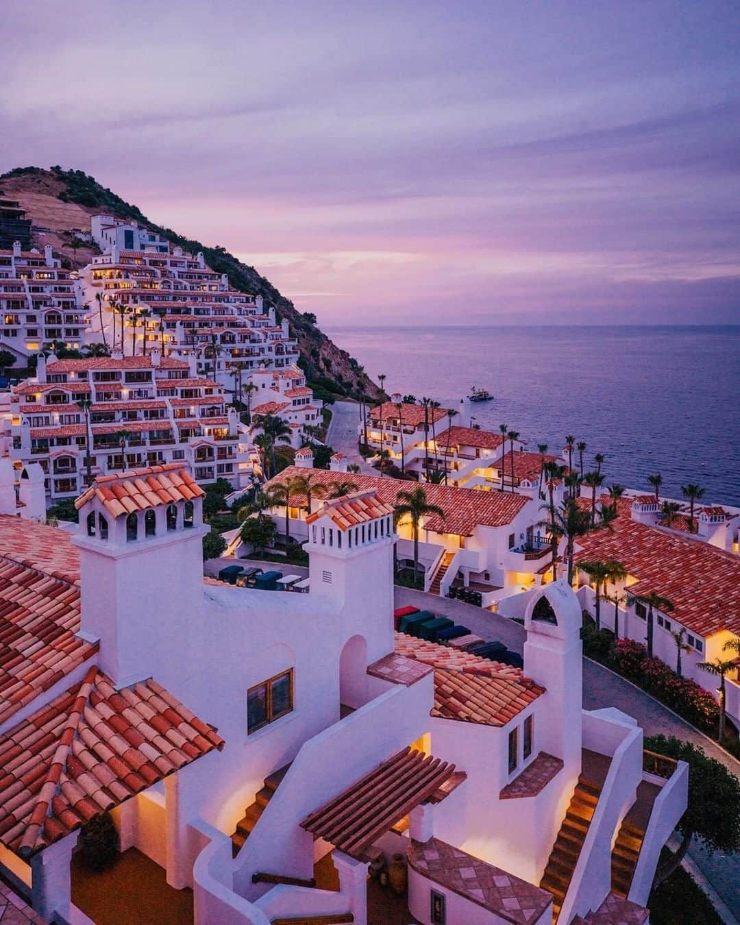 Travel + Leisureさんのインスタグラム写真 - (Travel + LeisureInstagram)「Sorbet-colored homes cascade down the hillside in Catalina Island. Tag the friends you want to bring here! 🌅#tlpicks courtesy of @lumadeline」7月1日 7時45分 - travelandleisure