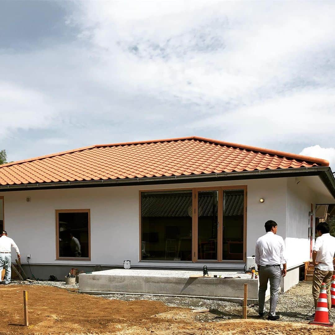 アイトフース | 北欧住宅｜注文住宅｜広島・岡山・山口さんのインスタグラム写真 - (アイトフース | 北欧住宅｜注文住宅｜広島・岡山・山口Instagram)「住まいづくりに情熱的なご夫妻の平家(倉敷市)が完成し㊗️お引渡しをさせていただきました。ご希望いただいた屋根(寄棟素焼瓦)もとてもいい感じに仕上がり新たな発見！ 約3時間の取説中もエアコン1台で家じゅうまるごと冷え過ぎることなく快適！「日本のエアコンは高性能なのにエアコン嫌いの方がほとんどという原因は、家の断熱性能が不足していることと日射侵入が大きな原因です。」Ua値=0.4以下、C値=0.5以下を目安に快適性は大きく変わります！ more  photo▷ @aitoliv  more photo▷ @aitohus_genba more  photo▷@aitohus_ig #アイトフースライフ #アイトリブ #北欧インテリア #北欧住宅 #おしゃれ #高気密高断熱  #シンプルな暮らし #広島の注文住宅 #岡山の家づくり #高断熱#住宅 #平家 #平屋  #漆喰の家#焼杉 #sustinabledesign #interiordesign #house#home」7月1日 7時48分 - aitohus