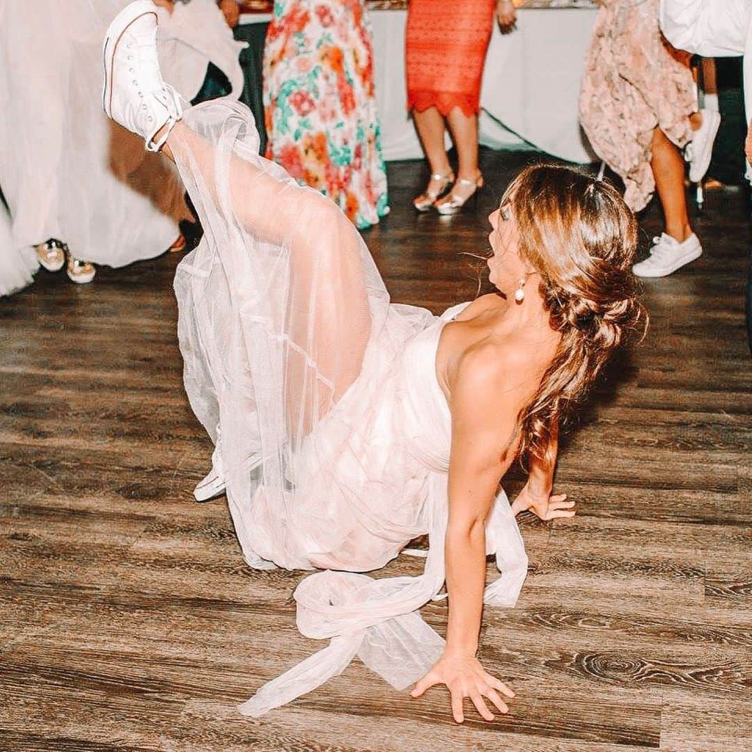キャシディ・クックのインスタグラム：「what (not) to do as a bridesmaid PT. 2  I promise I’ll behave at your wedding @kycook2 🙂 #1moreMonth #weddingSzn」