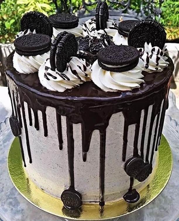 2.8 Milllon CAKESTERS!さんのインスタグラム写真 - (2.8 Milllon CAKESTERS!Instagram)「Oreo Cookies and Cream Cake with Chocolate Drizzle and Oreos on Top!⁠ ⁠ TAG a Cake Lover!⁠ -⁠ Cake by: @ianudtujan」7月1日 8時00分 - cakeguide