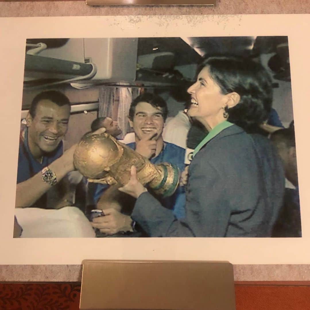 ファチマ・ベルナルデスのインスタグラム：「Dezessete anos da conquista do penta pela seleção brasileira no Japão. Essa é a única foto que tenho de dentro do ônibus da seleção, onde embarquei depois da vitória na final contra a Alemanha. #30dejunho #penta」