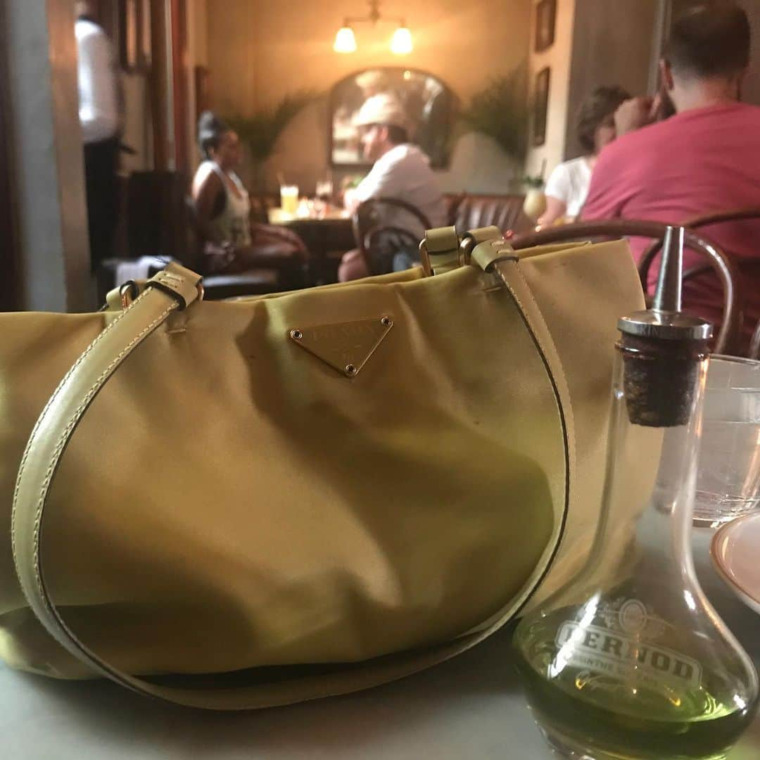 ヴァネッサ・ハジェンズさんのインスタグラム写真 - (ヴァネッサ・ハジェンズInstagram)「When ur purse matches the absinthe 🌏」7月1日 8時07分 - vanessahudgens