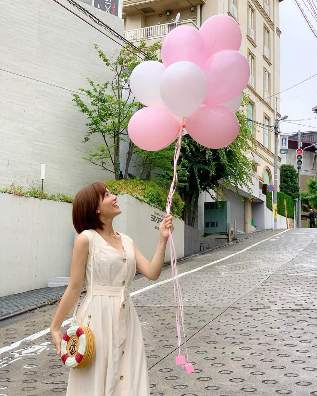 石井里奈さんのインスタグラム写真 - (石井里奈Instagram)「おはよん🌼✨ . さてさて今日から下半期突入🐈 2019年ももう半分なんて信じられない🤭❤️ . 週末は友達のNONYのジュエリーブランド @jewelilytokyo の2周年partyへ😊💕 お気に入りのアラビア語ネックレスをつけて参加してきたよ🌼 本当にすごい人で大盛況でした🥺✨ さすがNONY👏❤️ほんとすごい💕 . その時のコーデ🙆‍♀️ dress... @roomys_official  bag... @accommode  shoes... @zara . 白ワンピはルーミーズの🌼展示会でオーダーしてたもの😘素材感も丈感もフレア感も全部かわいい☺️💕💕 . アコモデのお気に入りのスイムリングバッグともぴったりでした🤭これ、中身もたくさん入るのよ😛🌼 . セールも開始されてちょっとお買い物したくなってきました😛 もうみんなはセール行ったかな？？ . 7月も頑張っていきましょう☺️✨ . #夏コーデ #夏服コーデ #roomys #roomys_style #accommode #jewelilytokyo #party #風船 #バルーン #balloon #balloonart #pink #ピンク #コーディネート #コーデ #ファッション #fashion #daikanyama #代官山 #ショートヘア #ボブ #ショートボブ #夏服 #白ワンピ #ワンピース #dress #浮き輪 #パーティー #おめでとう」7月1日 8時16分 - ri7tin1025