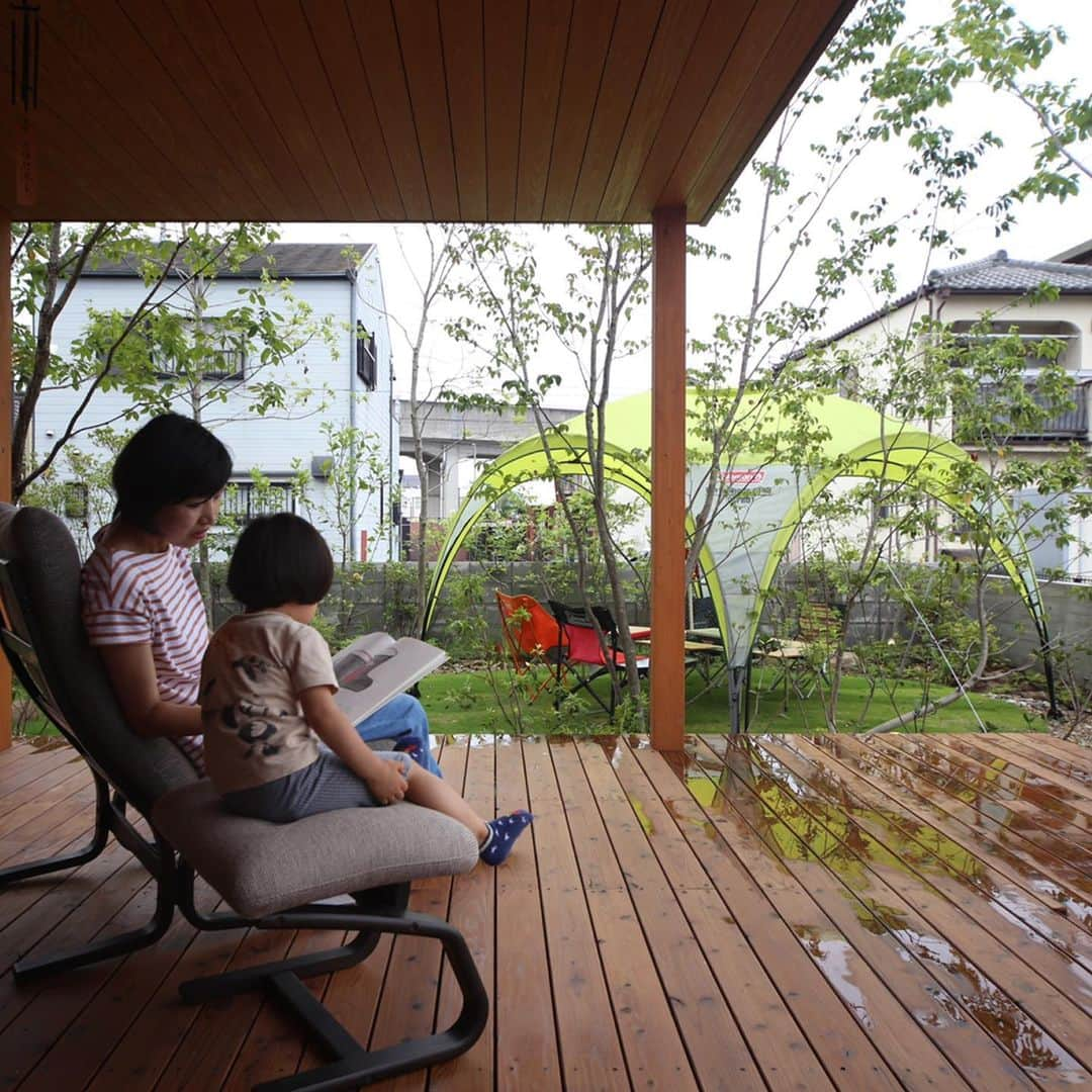 ヤマヒロさんのインスタグラム写真 - (ヤマヒロInstagram)「姫路市・五軒屋  神戸新聞ハウジングセンター姫路会場 モデルハウス  屋根の掛かったウッドデッキ、  雨が降っても大丈夫。  @yamahiro_harima  #yamahiro_harima #ヤマヒロ #兵庫県 #姫路市 #加古川市 #高砂市 #明石市  #工務店 #注文住宅 #住宅 #木の家 #自然素材 #オーガニックハウス #漆喰 #セルロースファイバー #外観デザイン #OMソーラー #暮らし #マイホーム #マイホーム計画 #ウッドデッキ」7月1日 8時14分 - yamahiro_harima