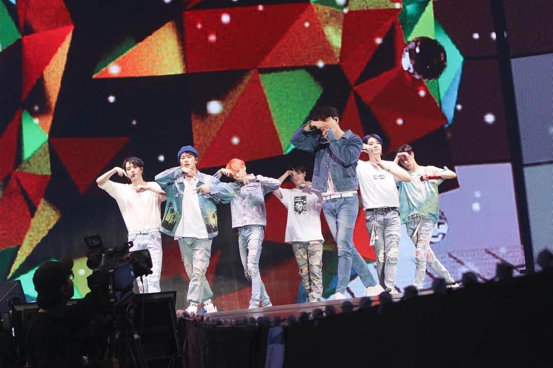 GOT7さんのインスタグラム写真 - (GOT7Instagram)「‪GOT7 2019 WORLD TOUR 'KEEP SPINNING' IN TORONTO ‬ ‪토론토 아가새 곧 만나요💚 @ScotiabankArena ‬ ‪bitly.kr/nxwbRZ‬ ‪bitly.kr/QH7ynd‬ ‪#GOT7 #갓세븐‬ ‪#GOT7_SPINNINGTOP‬ ‪#GOT7_BETWEEN_SECURITY_AND_INSECURITY‬ ‪#GOT7_ECLIPSE‬ ‪#GOT7WORLDTOUR‬ ‪#GOT7_KEEPSPINNING‬」7月1日 8時14分 - got7.with.igot7