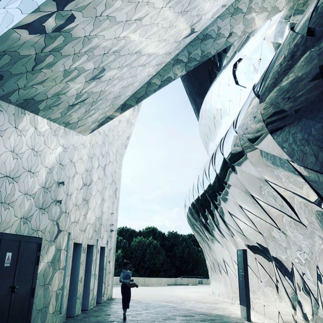 清川あさみさんのインスタグラム写真 - (清川あさみInstagram)「私が建築が気になり始めたのはちょうど20年くらい前。一番最初は学生時代に見た、本人自身も素敵なジャンヌーベル #JeanNouvel,の作品がキッカケでした。 最近では、パリのポンピドゥー・センター・メッスの日本の建築に焦点を当てた展覧会ジャパン-ネス展で #伊東豊雄 さんと制作をご一緒したり、改めて建築って面白いなあ、と興味があります。 そこで、、建築の次 を考える3日間のイベント「TOKYO ARCHITECTURE」に出演いたします。 8/4(日)建築家・#永山祐子 さんとのトークします。番組でも2人の母であり働き続けている共通点があり、NHKのswitchでの対談でもお誘いした事があるので、またご一緒する事楽しみ✨ 他の出演者も濃ゆいので、是非お立ち寄りください🌈 「TOKYO ARCHITECTURE〜デザインが更新する、まち・もの・ひと〜」 日時：8月4日(日)  会場：有楽町朝日ホール（東京都千代田区有楽町2-5-1　有楽町マリオン11F）  詳細はイベントサイトをご確認ください。https://www.tokyo-architecture.com/  #asamikiyokawa #yukonagayama #濃ゆ過ぎる記念写真✨ #伊東豊雄  #建築 #建築イベント #建築が好きになるかもなイベント #分からない方も是非 #JeanNouvel #ARCHITECTURE」7月1日 8時25分 - asami_kiyokawa
