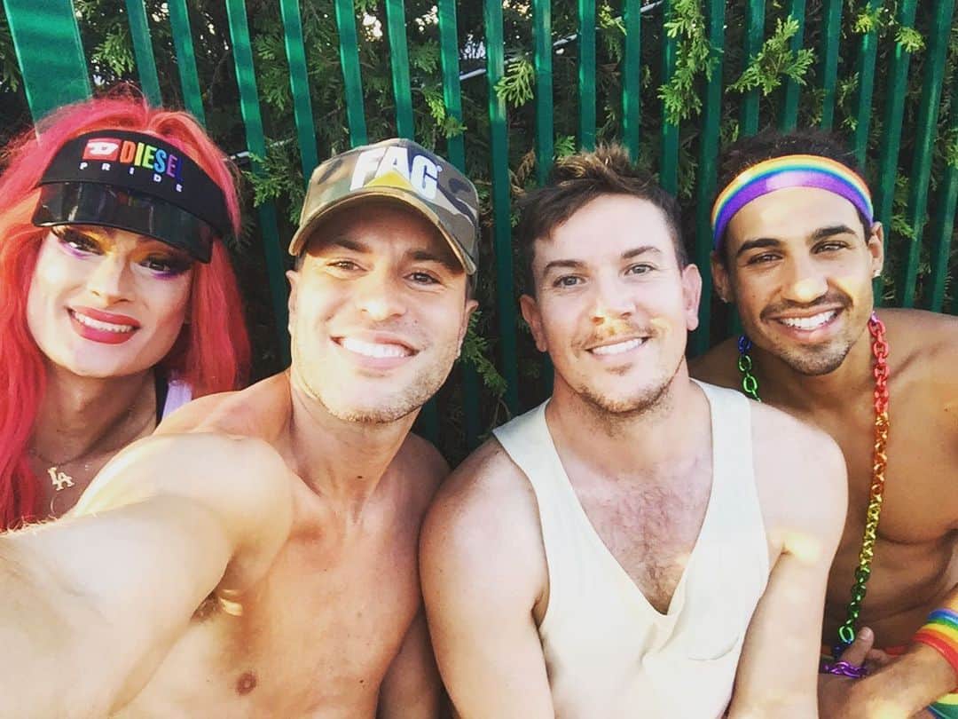 カイン・オキーフのインスタグラム：「World Pride with these beautiful humans ❤️」