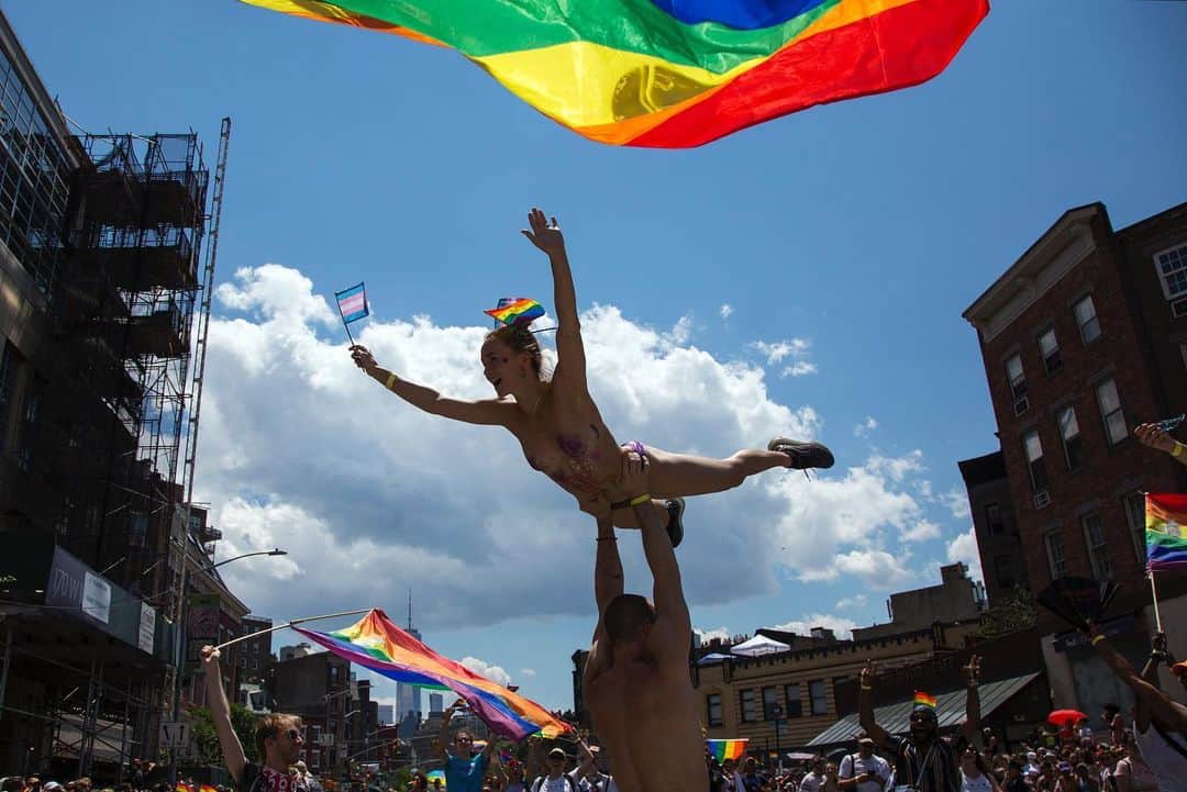 Q. Sakamakiさんのインスタグラム写真 - (Q. SakamakiInstagram)「NYC’s LGTB Pride Parade, as the city marks 50 anniversary of the Stonewall riot or resistance. #nycpride #50stonewall #pride #lgbt」7月1日 8時23分 - qsakamaki