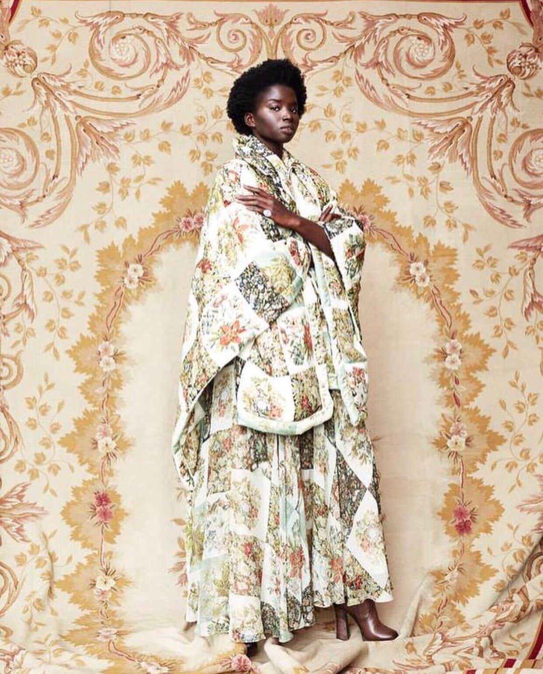 オスカーデラレンタさんのインスタグラム写真 - (オスカーデラレンタInstagram)「Head to toe. Our #odlrfall2019 patchwork floral print takes center stage in the latest issue of @VogueMagazine.」7月1日 8時24分 - oscardelarenta