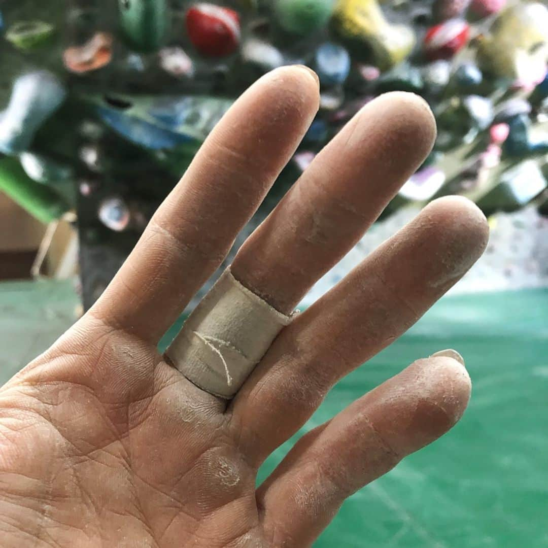 キム・ジャインさんのインスタグラム写真 - (キム・ジャインInstagram)「Recently, I’ve been feeling some pain on my left hand fingers. I had finger arthritis in 2013 which was a while ago. But I think it’s not arthritis, it feels more like a tendon problem. 😭 The lead season is just around the corner, and hopefully my fingers will get better and I will able to enjoy the whole season 🙏🏻🙏🏻💙」7月1日 8時27分 - allezjain