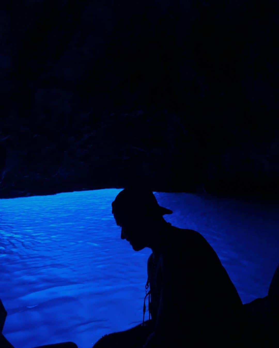 ヴェール・ゲンタさんのインスタグラム写真 - (ヴェール・ゲンタInstagram)「the Adriatic Sea is pretty spectacular...we sailed around a couple islands, went through an underground cave, picked up plastic from a beach (watch my story), & enjoyed each other’s company...I guess you could say we had a good day. very grateful ✨☀️」7月1日 8時27分 - valegenta