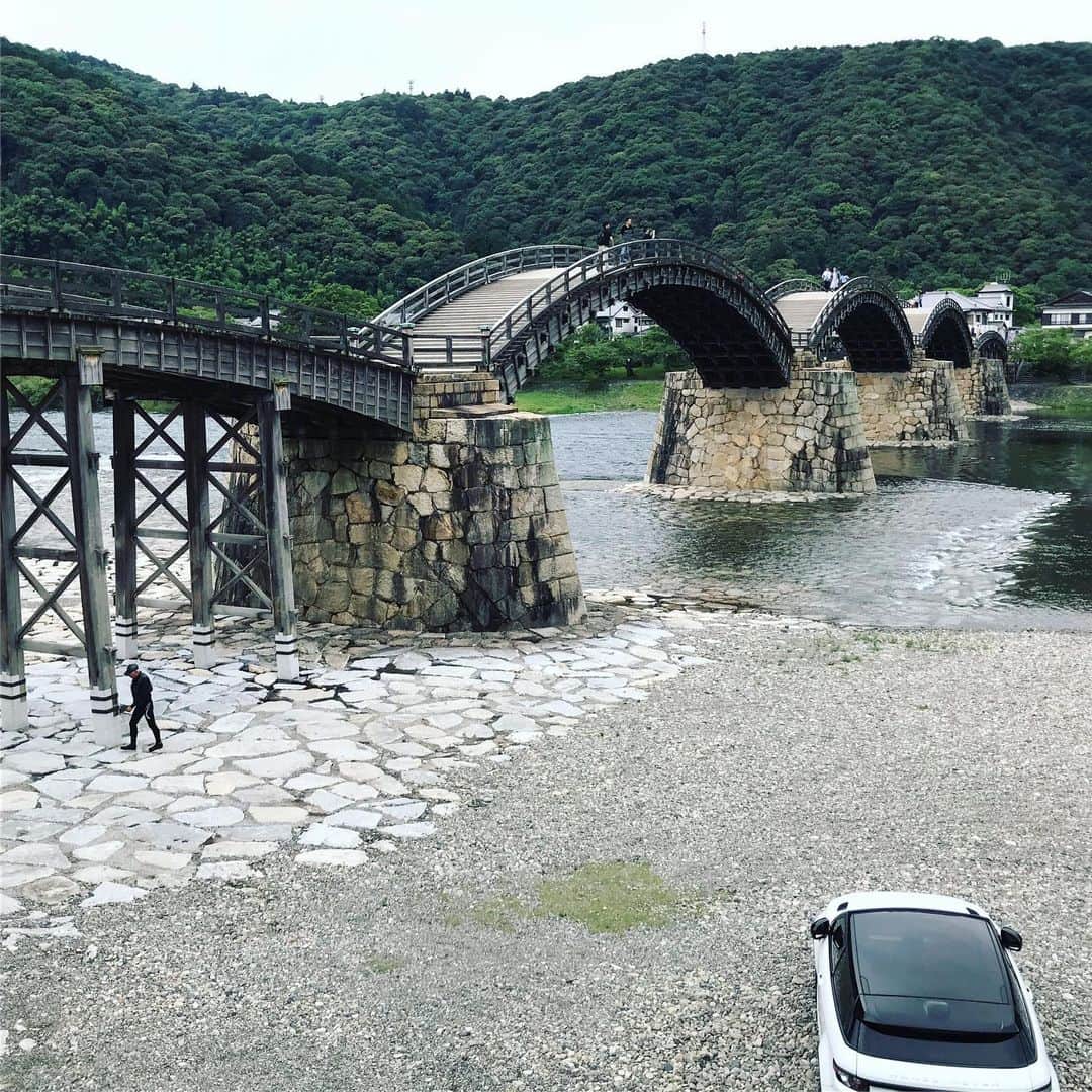 TOGGYさんのインスタグラム写真 - (TOGGYInstagram)「昨日の岩国。  錦帯橋はいつ来ても堂々としていて美しい！  27~8歳の頃、アコード・エアロデッキを2,000ドルで購入した米軍基地前のショップを探し出した。  #toggy #iwakuni #yamagchi #kintaibridge #rangeroverevoque #coupe #いまもクーペ派」7月1日 8時42分 - dj_toggy