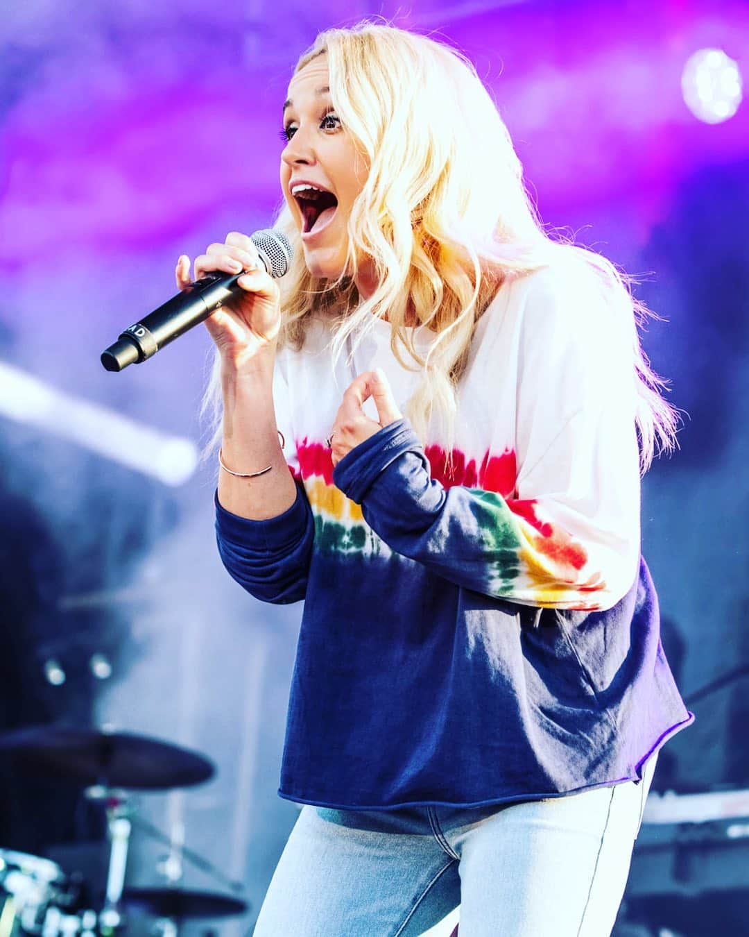 ブリット・ニコルのインスタグラム：「Thank you Forest City NC for such a fun night! 📸- @walking_by_faith_photography 💛」
