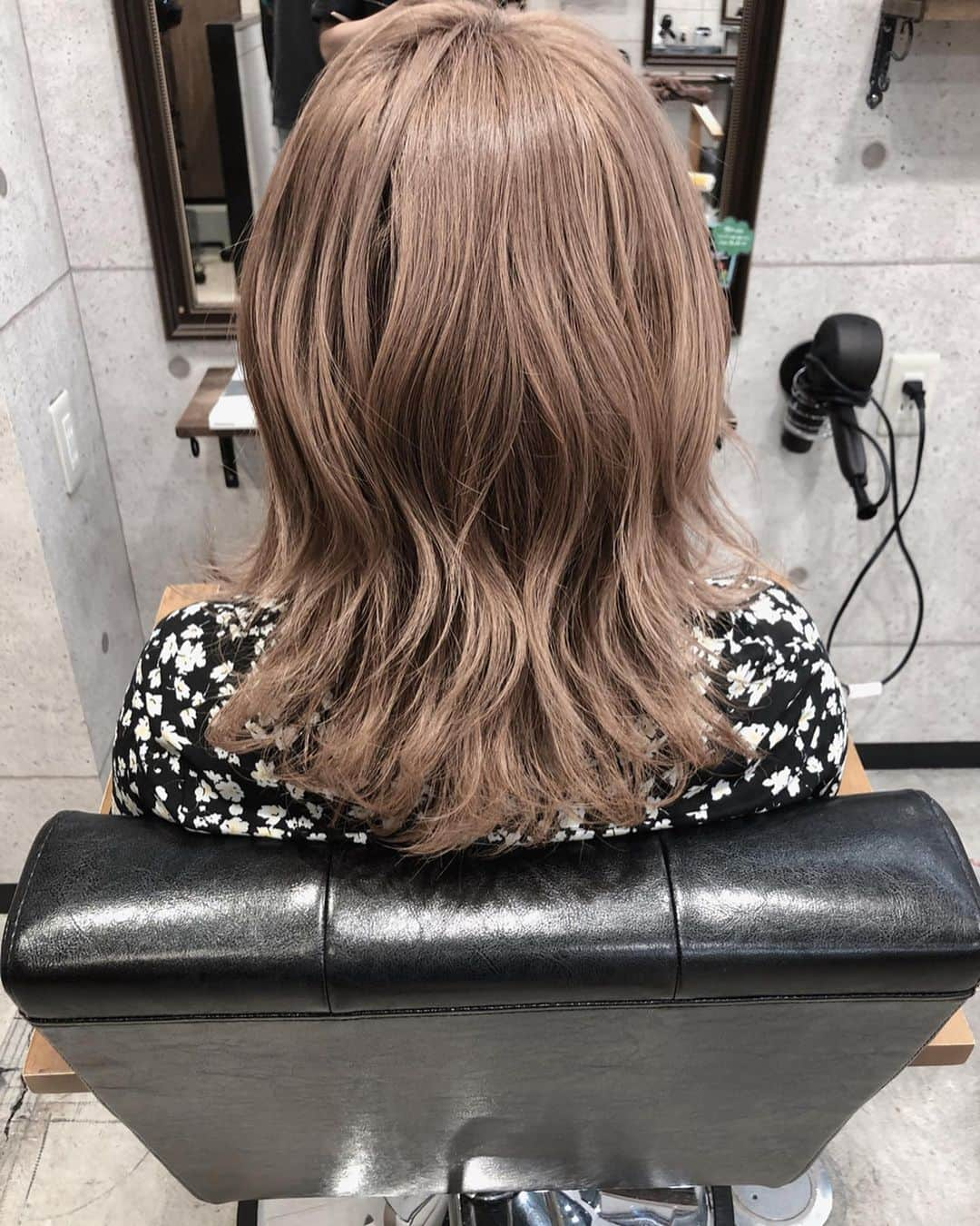 山崎桃子さんのインスタグラム写真 - (山崎桃子Instagram)「NEW HAIR 💇🏼‍♀️ 町田駅近くにある 『dot.plus』 担当は吉岡くん @y_sty1e  いつも神的な髪色にしてくれる！ まじオススメです👍💓 #haircolor  #haircut  #dotplus  #tokyo」7月1日 8時40分 - momochan0910