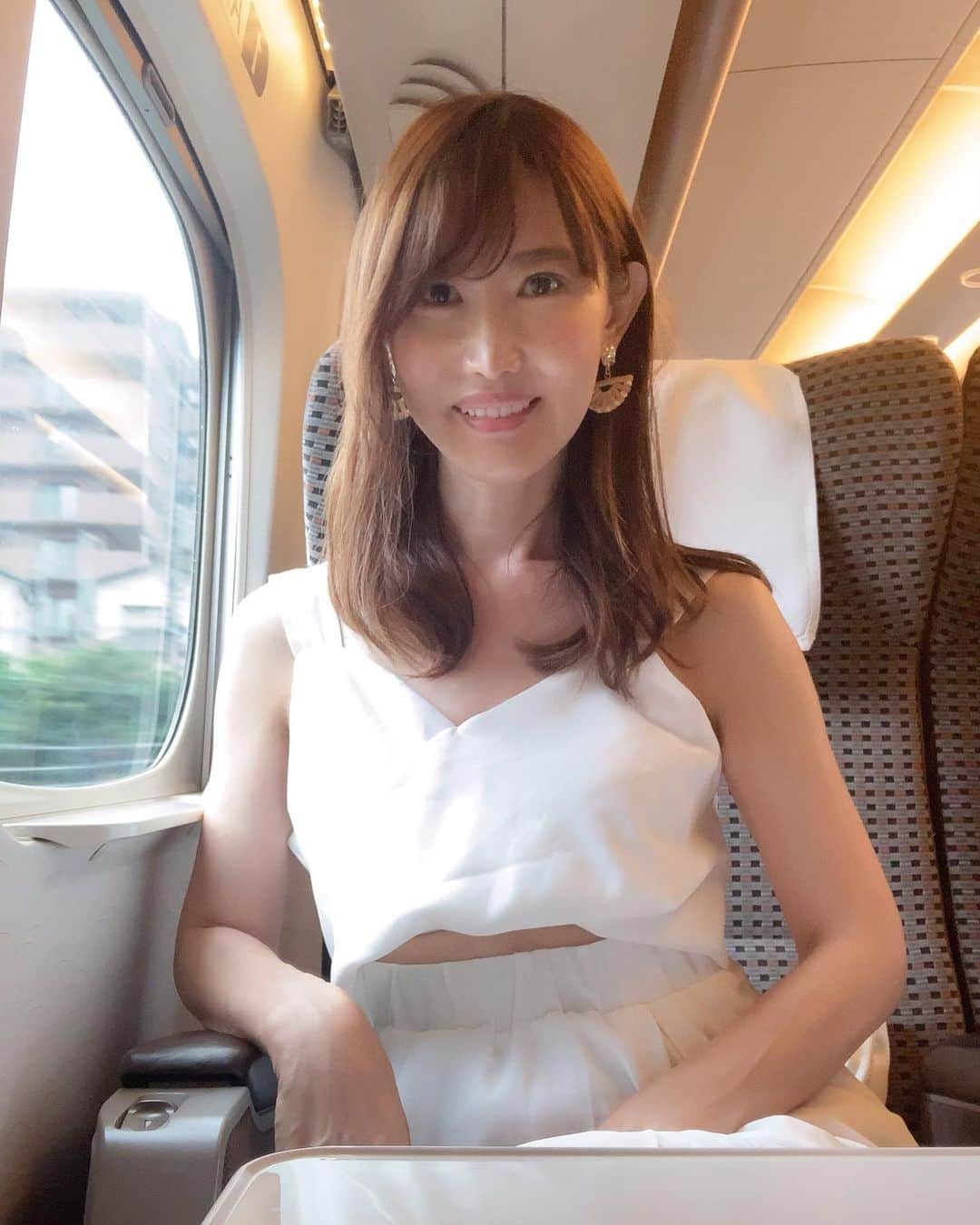 渋谷恭子さんのインスタグラム写真 - (渋谷恭子Instagram)「おはようございます✨今朝は新神戸へ🚄 私的パワースポットへ行ってきます😊 と言っても、いつも通りの短時間滞在… ・ ・ 7月になりましたね！ 今月もよろしくお願いします😊💕 ・ ・ ・ #新幹線 #新幹線車内 #インスタグラマー #アラフォー #アラフィフ #行ってきます #ノースリーブ #ノースリーブワンピース #ootd #ootdfashion #fashion」7月1日 8時40分 - kyoko.86