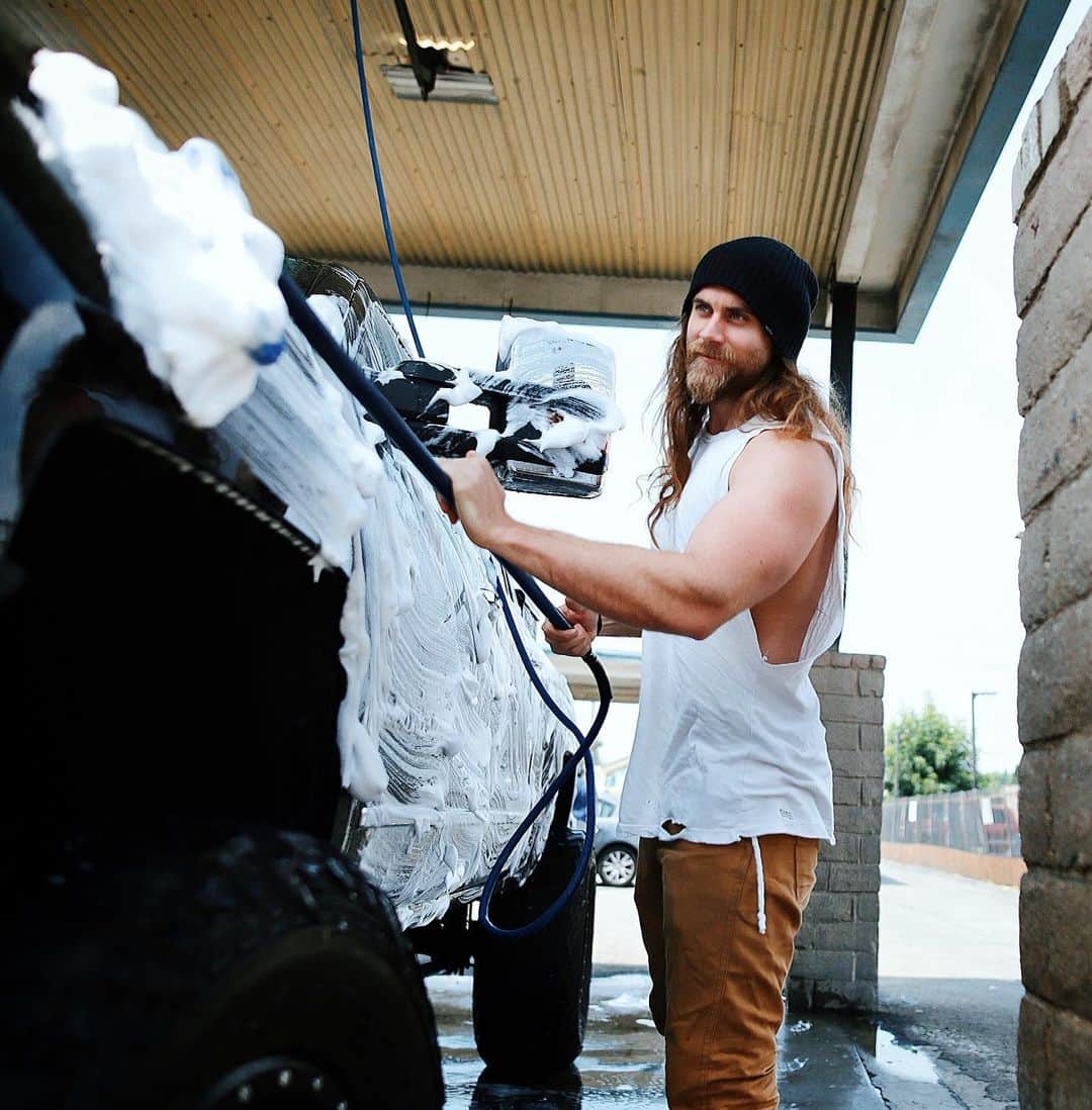 モデル、ブロック・オハーンのインスタグラム：「I have this memory from when I was 5 of this guy getting out of his lifted truck 🧐 and you may be thinking, Brock.. where are you going with this story.. Well, haha read along. 😏  I remember seeing him, he was in great shape. He had two kids and just seemed like the greatest dad. And although brief that memory imprinted in my mind since that day and I always wanted what he had.  So I grew up a bit (not fully 😛) haha but when a friend asked me what my dream car was I said I wanted and all black lifted truck.  So I got to work. It was a long journey but I finally got that dream truck. So I guess the moral of this story is. At least for me, is Lead by example.  You never know who’s watching you or what impact you’re making so just be a good person and try to not do any wrong to anyone.  I always say if you can’t help someone at least try not to hurt them. 🙏🏽 Hope you’re having a great day!  Now it’s time for me to hit the gym and work on that great shape part of the memory haha 👊🏽💪🏽」