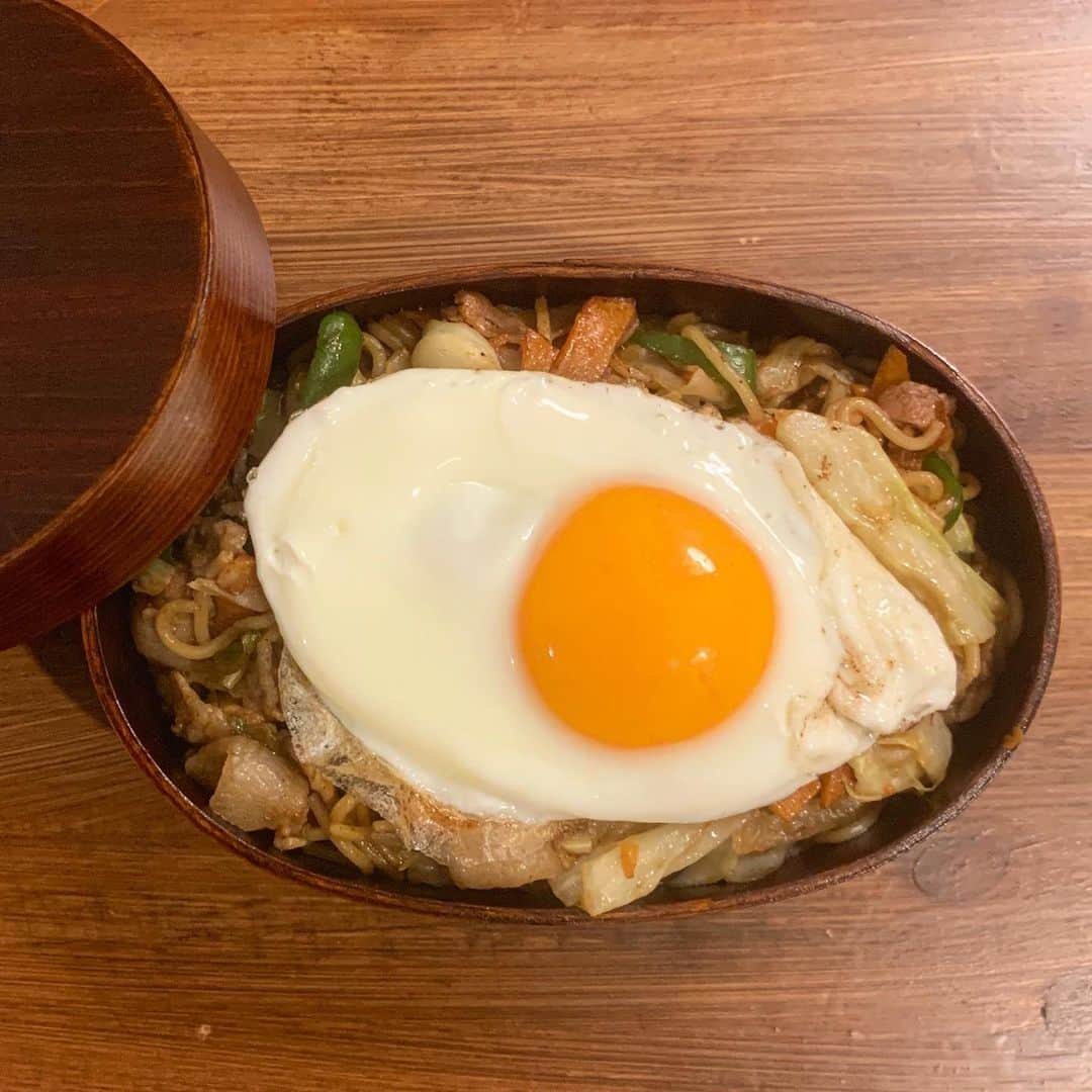 長澤メイさんのインスタグラム写真 - (長澤メイInstagram)「今日は焼きそば🐣💘⁠ ⁠#キッチンmei #焼きそば #わっぱ弁当」7月1日 8時45分 - xxmeixx1208