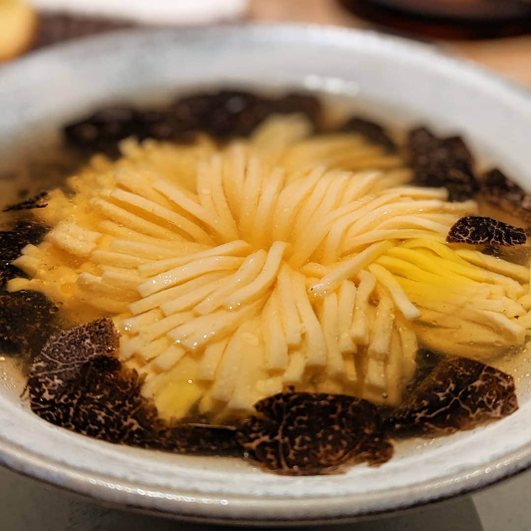 天本正通 さんのインスタグラム写真 - (天本正通 Instagram)「芸術的な一品でした。スッポンのスープに黒トリュフ。そして卵豆腐をどうやってきったのやらw」7月1日 8時45分 - masamichiamamoto