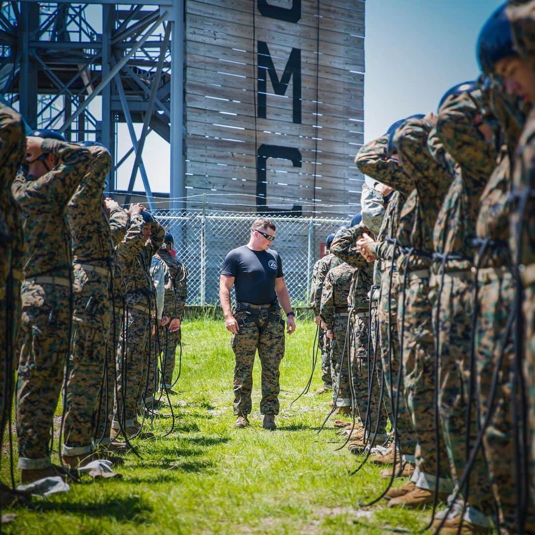 アメリカ海兵隊さんのインスタグラム写真 - (アメリカ海兵隊Instagram)「Get on Line  Sgt. Bryan Martincic, a rappel instructor with Weapons and Field Training Battalion, ties harnesses for recruits of Charlie Company, 1st Recruit Training Battalion on @mcrdparrisisland, June 24, 2019. (U.S. Marine Corps photo by Lance Cpl. Christopher McMurry)  #USMC #Marines #MarineLife #Marine #Military」7月1日 9時00分 - marines