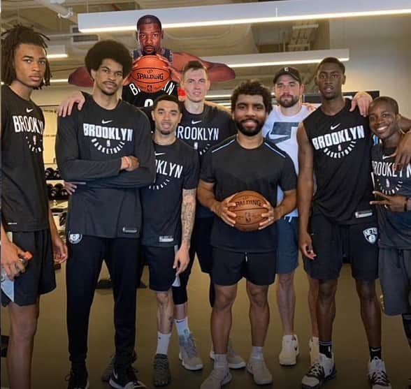 ラッセル・ウィルソンのインスタグラム：「3 days ago... y’all were acting like we were all good... now @EasyMoneySniper & @KyrieIrving come along and y’all kick me to the curb... don’t worry I’ll be back @BrooklynNets 🤣😂🏀🥴」