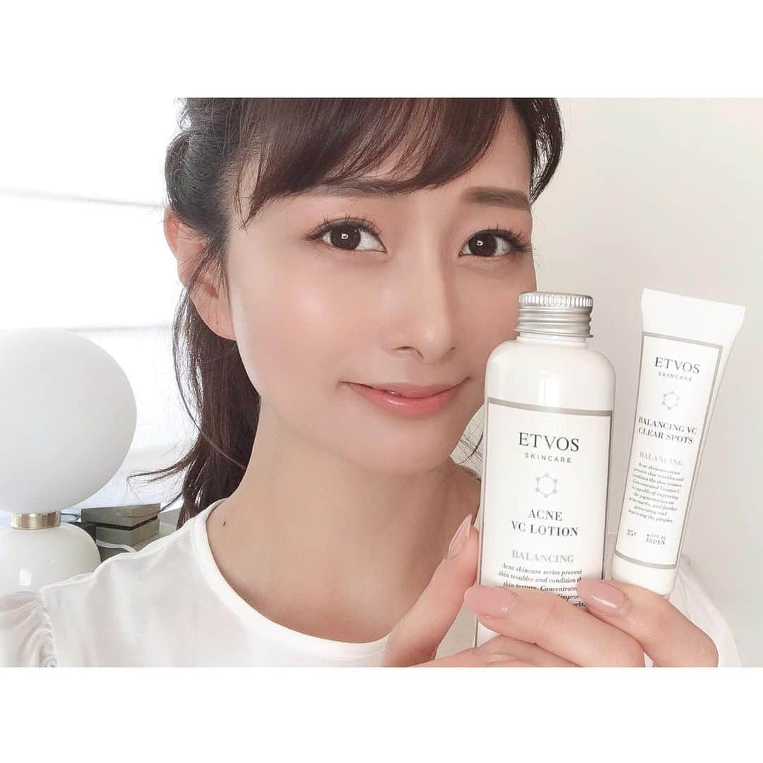 石井美保さんのインスタグラム写真 - (石井美保Instagram)「サロンにいらして頂くお客様の1番の悩みが毛穴と繰り返すニキビ。そんな方達にずっとおススメして喜ばれているのがエトヴォスのバランシングライン。乾燥でバランスを崩すことによって繰り返しニキビができる方にはこちらのローションをオススメしています。ニキビケアと同時に、日やけによるシミ・そばかすを防ぐこともできる優れものだから夏にぴったり。 保湿型ビタミンC誘導体が入ったバランシングVCクリアスポッツは、ざらつく部分のケアにもおススメ。 #etvos #sponsoredbyetvos#MAQUIA #エトヴォス #夏のエトヴォス」7月1日 8時54分 - miho_ishii