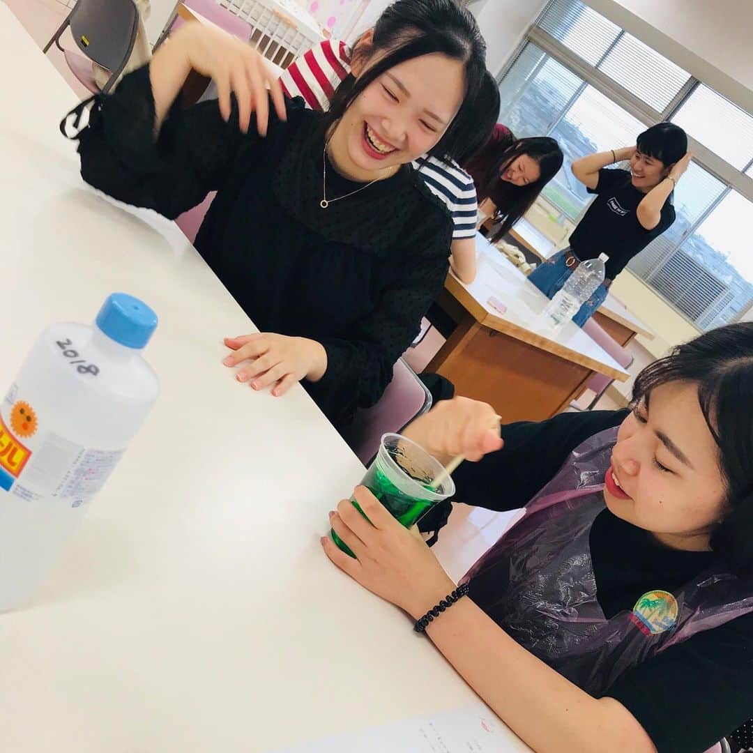 福岡女子短期大学さんのインスタグラム写真 - (福岡女子短期大学Instagram)「@fwjchild 6/28(金)5限は保育実習指導3の補講でした。実習の設定保育でも活用できる「スライム」作りを学びました。まずは作り方の説明を受けた後、食用色素で作りたい色を選び、そこにお湯を注ぎます。 . その後、PVA糊とホウ砂水溶液を入れて混ぜると……あ〜ら不思議！ スライムの出来上がりです。感触を楽しんだり、形を作ってみたり、混ぜるものの比率を変えて固まり方を研究したり……色と素材の面白さを楽しんでおりました。 . #福岡女子短期大学子ども学科 #福女短 #福岡女子短期大学 #子ども学科 #スライム #スライム作り #スライムづくり #スライムあそび #太宰府 #短期大学 #保育実習 #あそび #保育士 #保育士の卵 #子どもの体育 #幼児教育 #保育士の卵 #幼稚園教諭 #幼稚園教諭の卵 #保育園実習 #保育士になりたい #保育学科 #保育士のたまご #大学生 #短大生 #未来の保育士 #福岡の女子短期大学 #女子大生 #instalove . ========[ 資料請求 ]======== ． 新しい福岡女子短期大学の資料請求（2020大学案内）を無料送付中です。本学ホームページからお気軽に申し込みください。 . 子ども学科/健康栄養学科 音楽科/文化教養学科 ． 福岡女子短期大学 住所：‪‪‪福岡県太宰府市五条四丁目16番1号‬‬‬ tel：‪‪‪092-922-4034‬‬‬（代表） . ====== ====== ====== @fwjchild 6/28(金)5限は保育実習指導3の補講でした。実習の設定保育でも活用できる「スライム」作りを学びました。まずは作り方の説明を受けた後、食用色素で作りたい色を選び、そこにお湯を注ぎます。 . その後、PVA糊とホウ砂水溶液を入れて混ぜると……あ〜ら不思議！ スライムの出来上がりです。感触を楽しんだり、形を作ってみたり、混ぜるものの比率を変えて固まり方を研究したり……色と素材の面白さを楽しんでおりました。」7月1日 8時59分 - fukuoka_wjc
