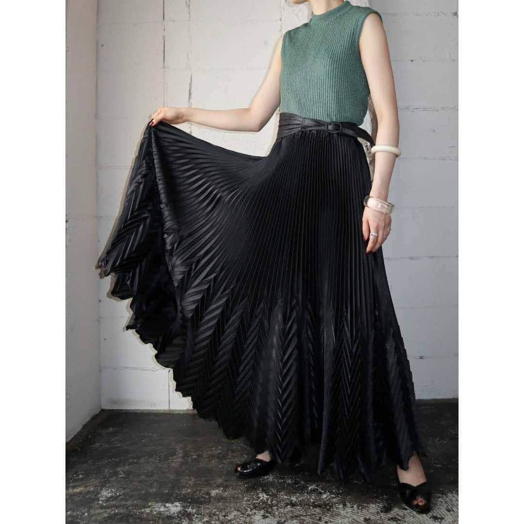 のインスタグラム：「Zigzag Pleated Skirt Style  #Orfeo #Kichijoji #Tokyo #vintage #used #fashion #coodinate #outfits #オルフェオ #吉祥寺 #東京 #古着 #古着屋 #ヴィンテージ #ユーズド #ファッション #コーディネート  掲載商品のお問い合わせはメールにて承っております。コメント、DMでのお問い合わせは受け付けておりませんのでご了承ください。」