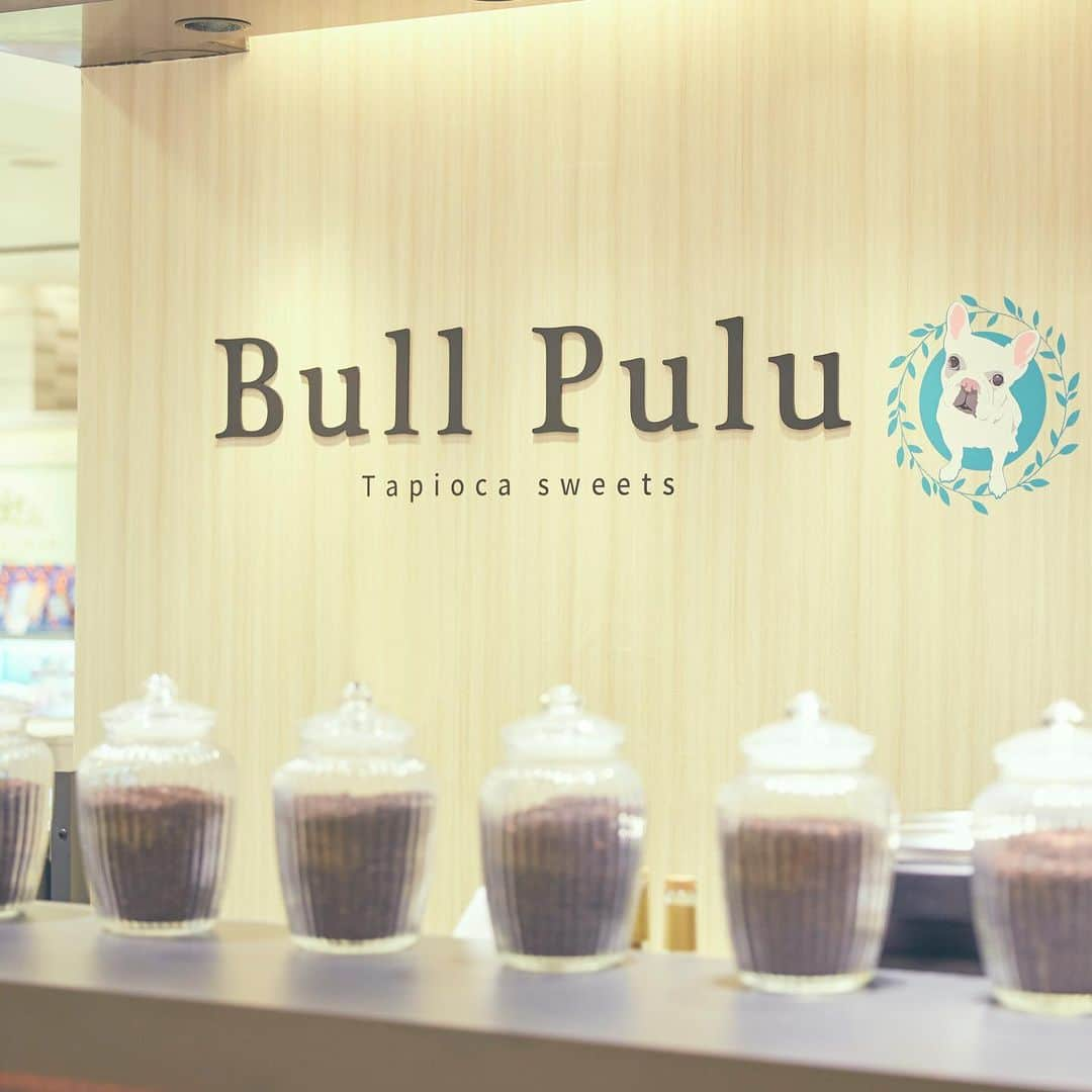 二子玉川ライズさんのインスタグラム写真 - (二子玉川ライズInstagram)「﻿ ４月にオープンしたばかりのBull Pulu。﻿ 可愛いカップにとろりとたらされた黒糖が美味しそうで、私も味わってみたくなった。﻿ ﻿ ﻿ 黒糖の優しい甘さと芳醇なミルクティーの香りがあわさった、タイガーミルクティ。﻿ ﻿ タピオカのもっちもちの食感がクセになる、感動の美味しさ。﻿ ﻿ お天気が良い日は、このまま二子玉川の自然を楽しみに行きたい。﻿ ﻿ ﻿ ーーーーーーーーーーーーーーーーーーーーーー﻿ Bull Pulu　（タウンフロントB1）﻿ ﻿ ・黒糖タイガーミルクティ　¥451（税込）﻿ ・ストロベリーミルク　¥401（税込）﻿ ﻿ ーーーーーーーーーーーーーーーーーーーーーー﻿ ﻿ ﻿ #二子玉川ライズで今日も素敵な1日を#二子玉川ライズ#二子玉川#ライズインスタ部#にこたま#タピオカ#ブルプル#bullpulu#タピ活#タピオカドリンク#黒糖タイガーミルクティ#黒糖タピオカ#タピオカ巡り#ストロベリーミルク#ミルクティ#おやつの時間#二子玉川カフェ#カフェ巡り#タピオカ部#mingtea#黒糖#黒糖タピオカラテ#いちごミルク#タピオカ好き#タピオカグラム#東急フードショー#ライズショッピングセンター#life#shopping#futakotamagawa﻿」7月1日 9時11分 - rise_shopping_center