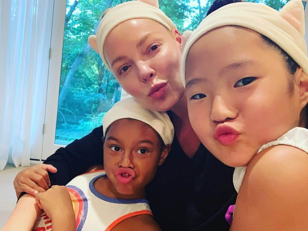 キャサリン・ハイグルさんのインスタグラム写真 - (キャサリン・ハイグルInstagram)「Sunday night spa night with my little ladies. Cat ear head bands curtesy of my fav skin care provider @sokoglam Very very soon I’m gonna do a whole thing on my skin care routine. What I’ve been using, what treatments I’ve done and what’s working and what’s not. Needless to say @sokoglam plays a very big part in what’s working for me!」7月1日 9時19分 - katherineheigl