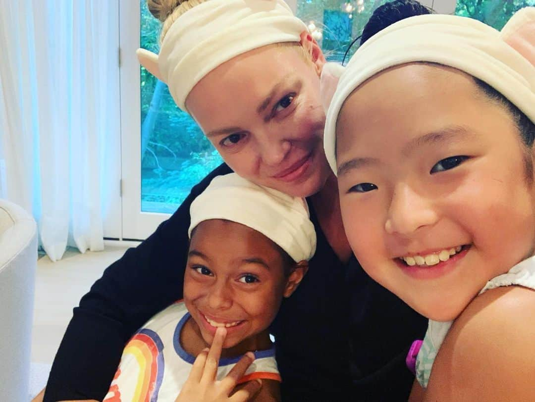 キャサリン・ハイグルさんのインスタグラム写真 - (キャサリン・ハイグルInstagram)「Sunday night spa night with my little ladies. Cat ear head bands curtesy of my fav skin care provider @sokoglam Very very soon I’m gonna do a whole thing on my skin care routine. What I’ve been using, what treatments I’ve done and what’s working and what’s not. Needless to say @sokoglam plays a very big part in what’s working for me!」7月1日 9時19分 - katherineheigl