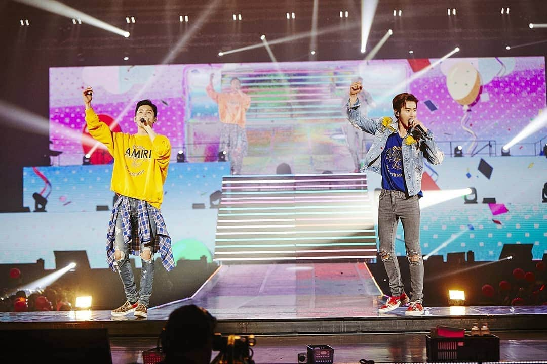 東方神起さんのインスタグラム写真 - (東方神起Instagram)「‘톱클래스’ 동방신기가 앙코르 콘서트 ‘TVXQ! CONCERT -CIRCLE- #with’의 태국 공연을 압도적 퍼포먼스와 화려한 스테이지를 선보이며 성황리에 마쳤습니다! 7월 20일 홍콩 아시아-월드 엑스포 아레나에서 이어질 투어 기대 많이 해주세요! - 'Top Class' TVXQ! successfully wrapped up its ‘TVXQ! CONCERT -CIRCLE- #with’ in Thailand, putting on spledid stages for the fans! Stay tuned for the on-going tour which its next venue will be at the Hong Kong Asia-World Expo Arena on July 20th! - #東方神起⁠ #동방신기 #TVXQ! #U_Know #유노윤호 @yunho2154 #MAX #최강창민 @changmin88 #TVXQ_CONCERT_CIRCLE_with」7月1日 9時20分 - tvxq.official