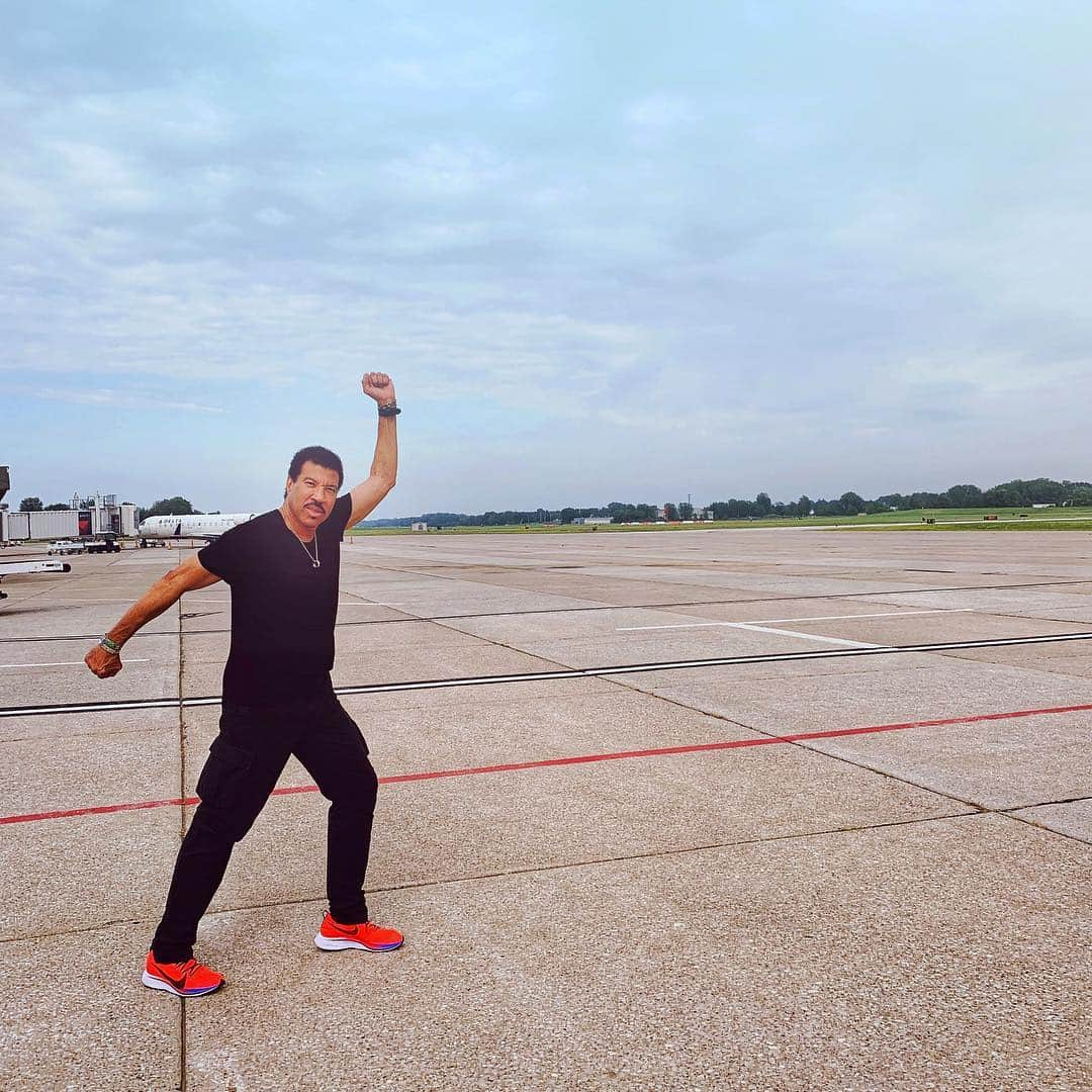 ライオネル・リッチーさんのインスタグラム写真 - (ライオネル・リッチーInstagram)「A little stretch before the show ...!! 🤸🏽‍♂️ Detroit let’s do it !! #hellotour 🙌」7月1日 9時20分 - lionelrichie