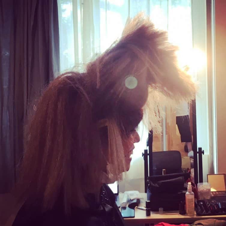 CHARAさんのインスタグラム写真 - (CHARAInstagram)「髪が馬だった瞬間のやつ  #モテない髪型シリーズ #奇跡の髪型」7月1日 9時35分 - chara_official_